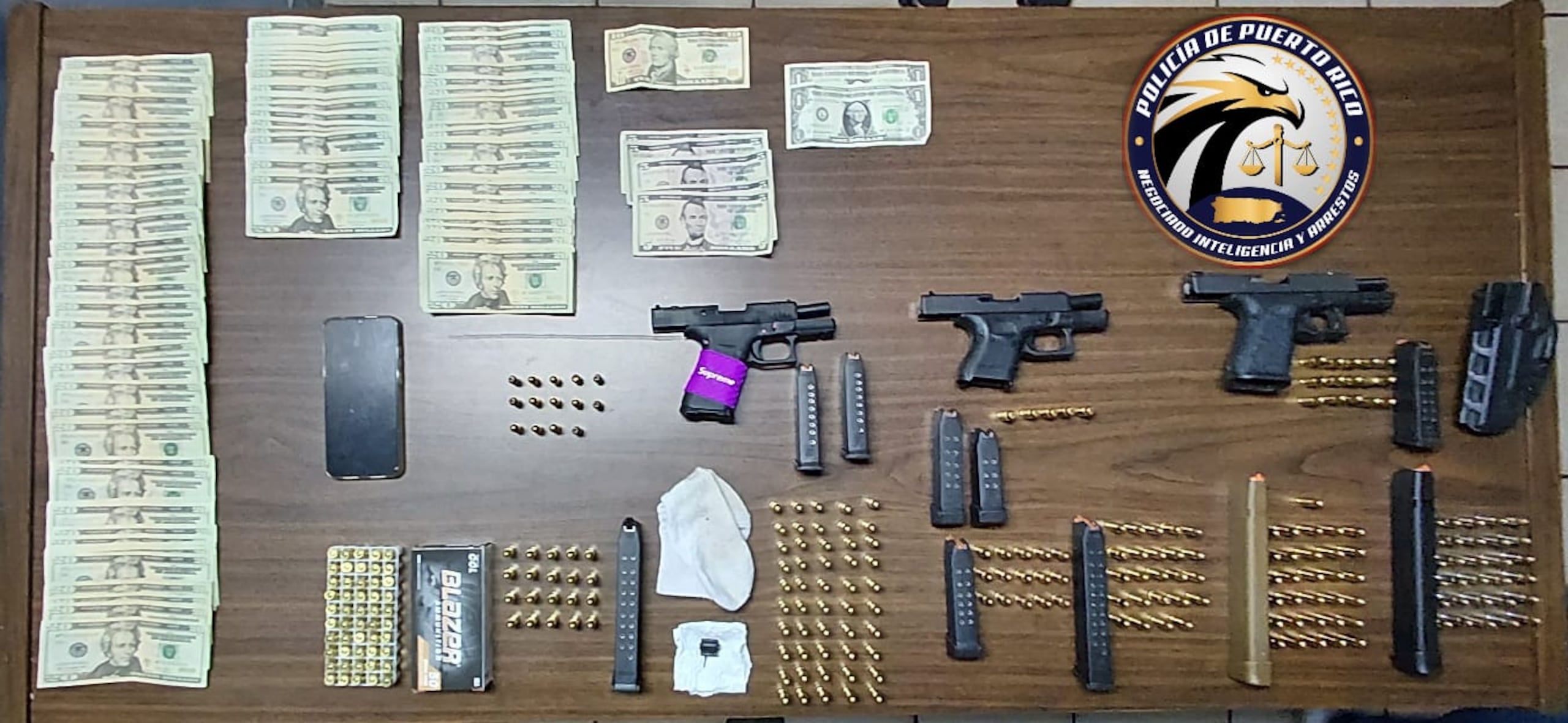 Armas, cargadores y balas ocupadas a dos sospechosos de cometer un doble asesinato en medio de un “carjacking” el 8 de enero de 2024, en Caimito.