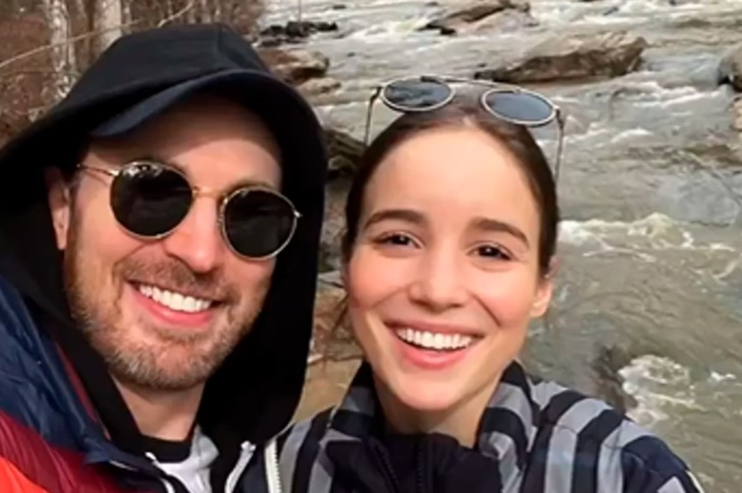 Chris Evans tiene 42 años mientras que Alba Baptista tiene 26 años.