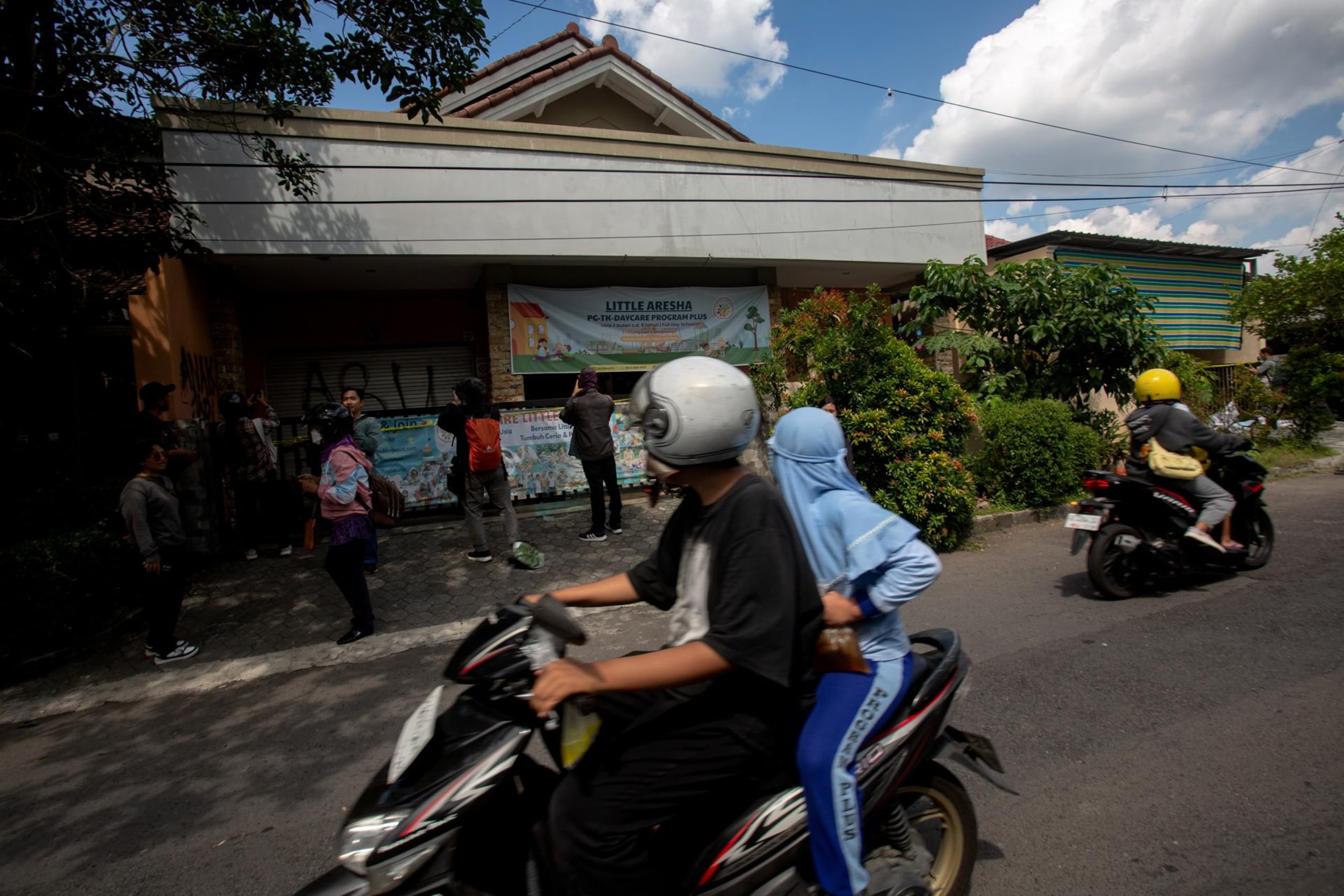 La policía allanó el centro de cuidado infantil Little Aresha y arrestó al menos a 13 personas por presuntamente haber cometido abuso físico contra los niños. Se cree que al menos 53 menores son víctimas de maltrato físico.