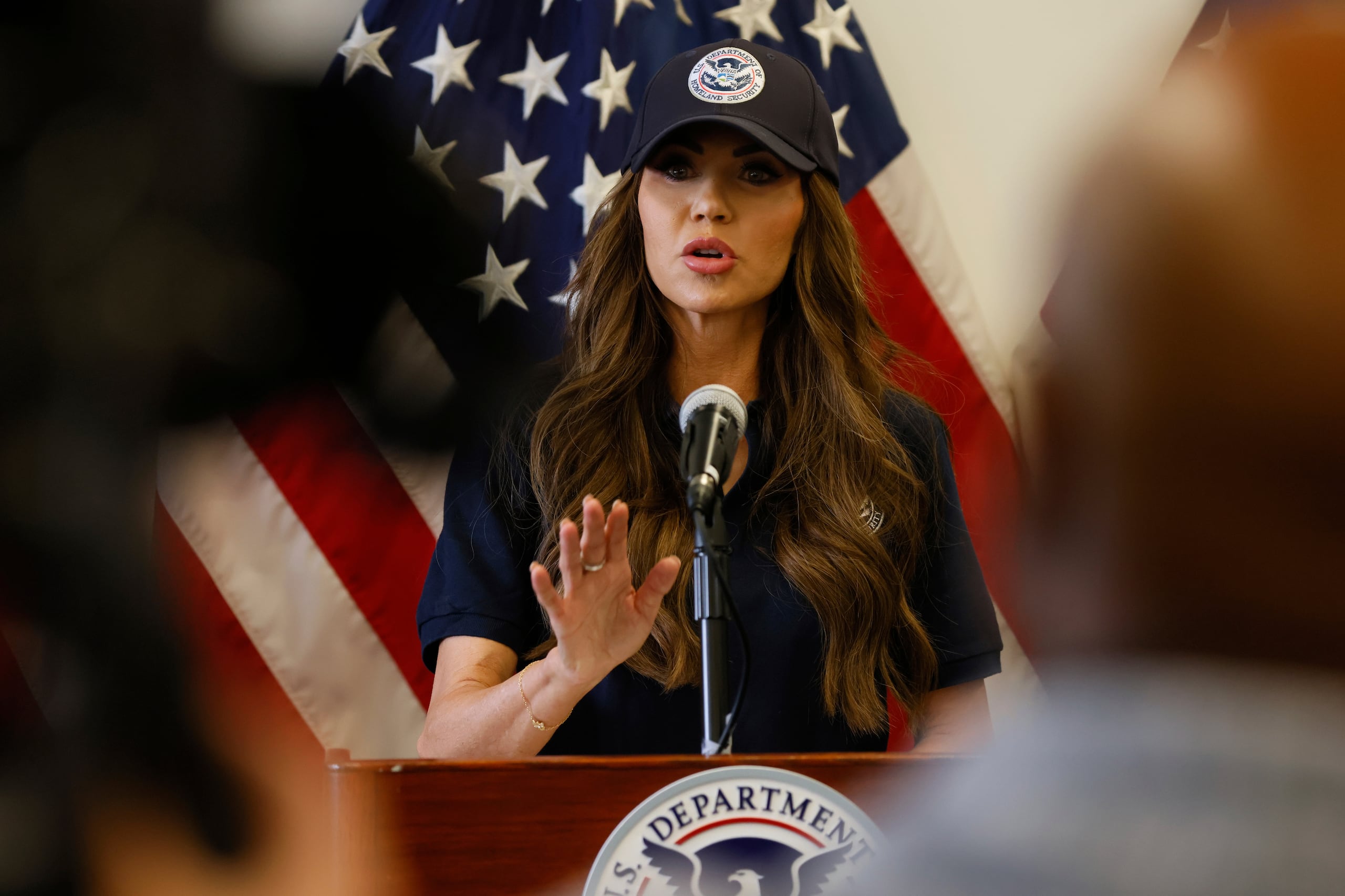 La secretaria de Seguridad Nacional de EEUU, Kristi Noem, habla en conferencia de prensa sobre las protestas en Los Ángeles, el jueves 12 de junio de 2025. (AP Foto/Etienne Laurent)