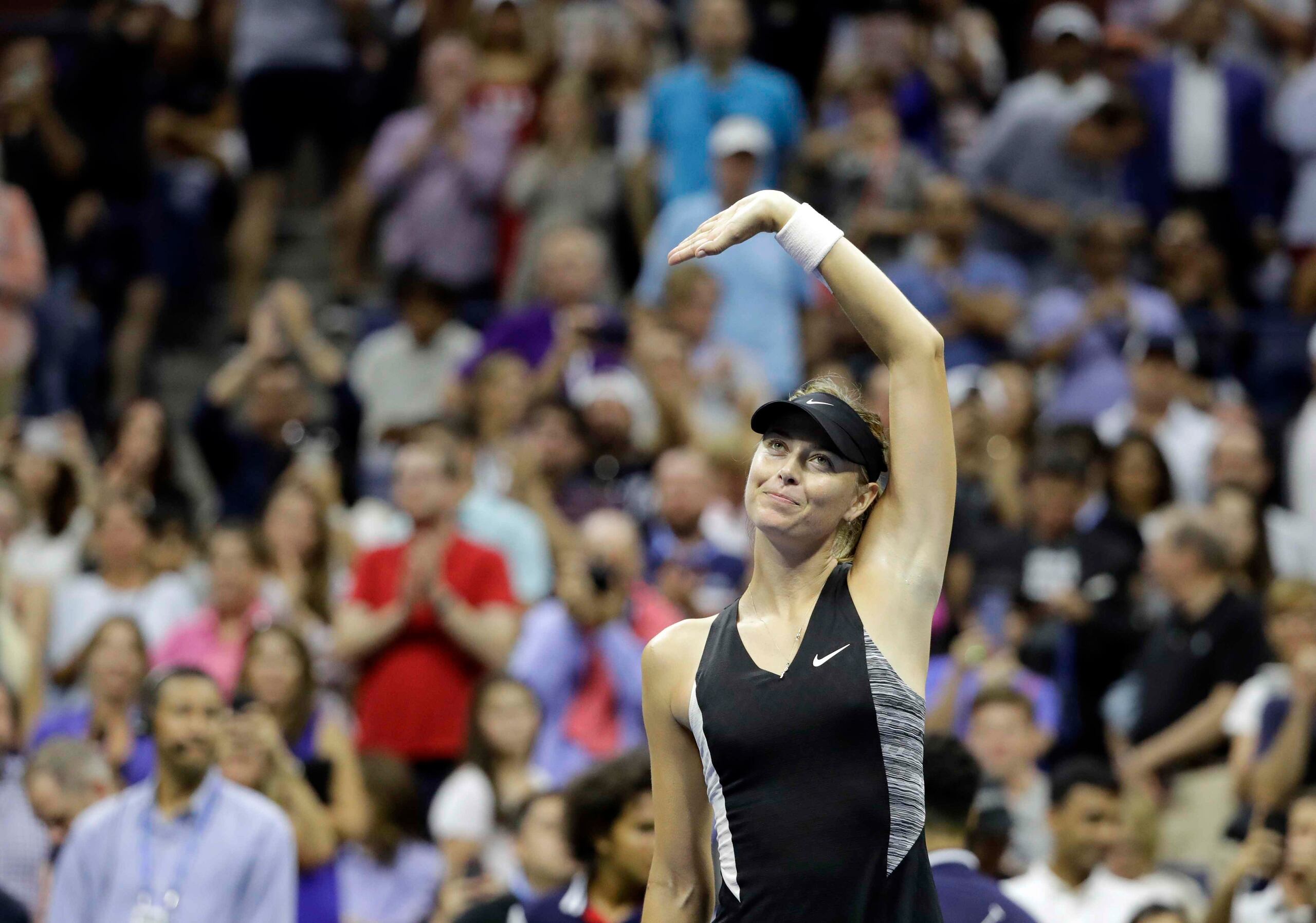 La tenista rusa Maria Sharapova saluda al público tras vencer a Jelena Ostapenko durante la tercera ronda del Abierto de Estados Unidos, el domingo 1 de septiembre de 2018, en Nueva York. (AP)