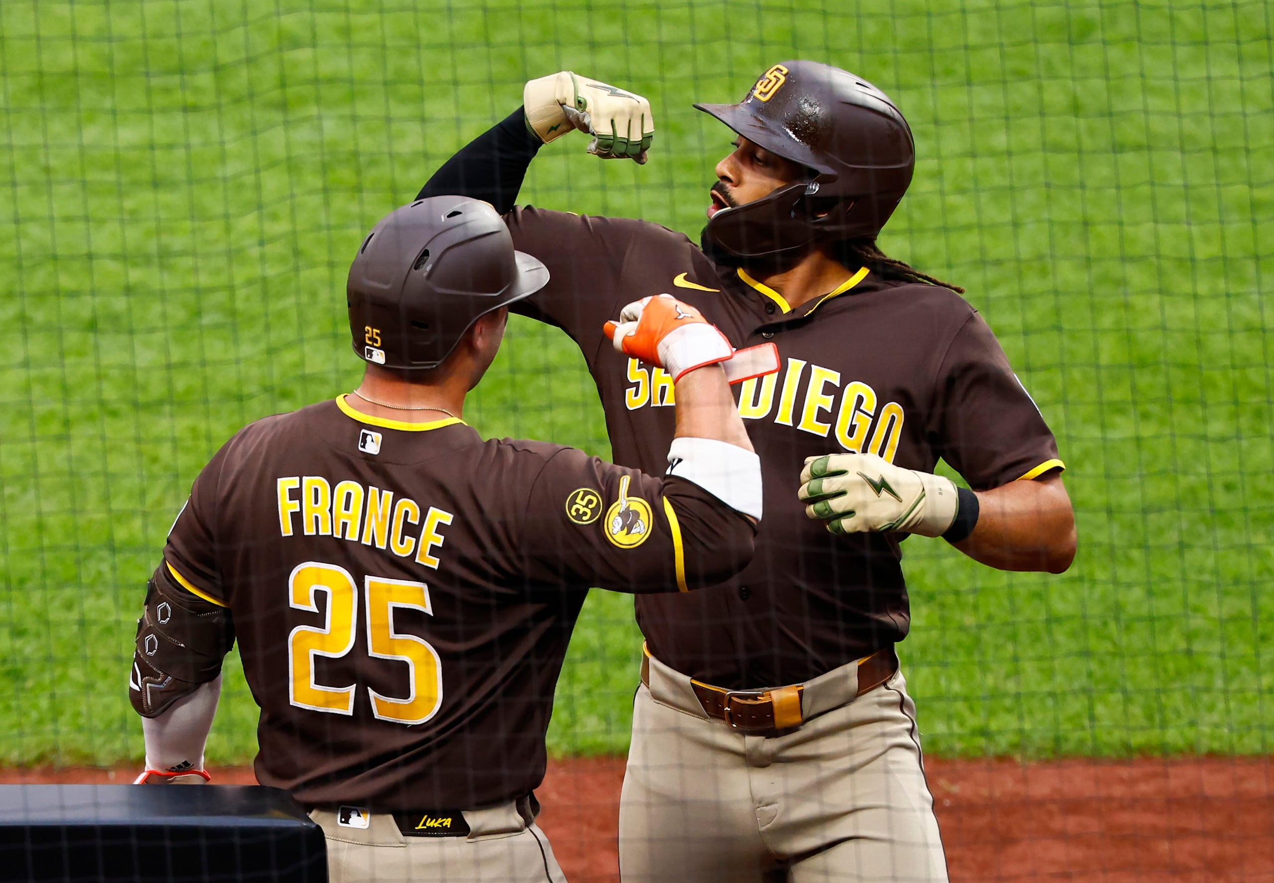 El jardinero de los Padres de San Diego, Fernando Tatis Jr., celebra con Ty France (25) tras conectar un jonrón contra los Mets.