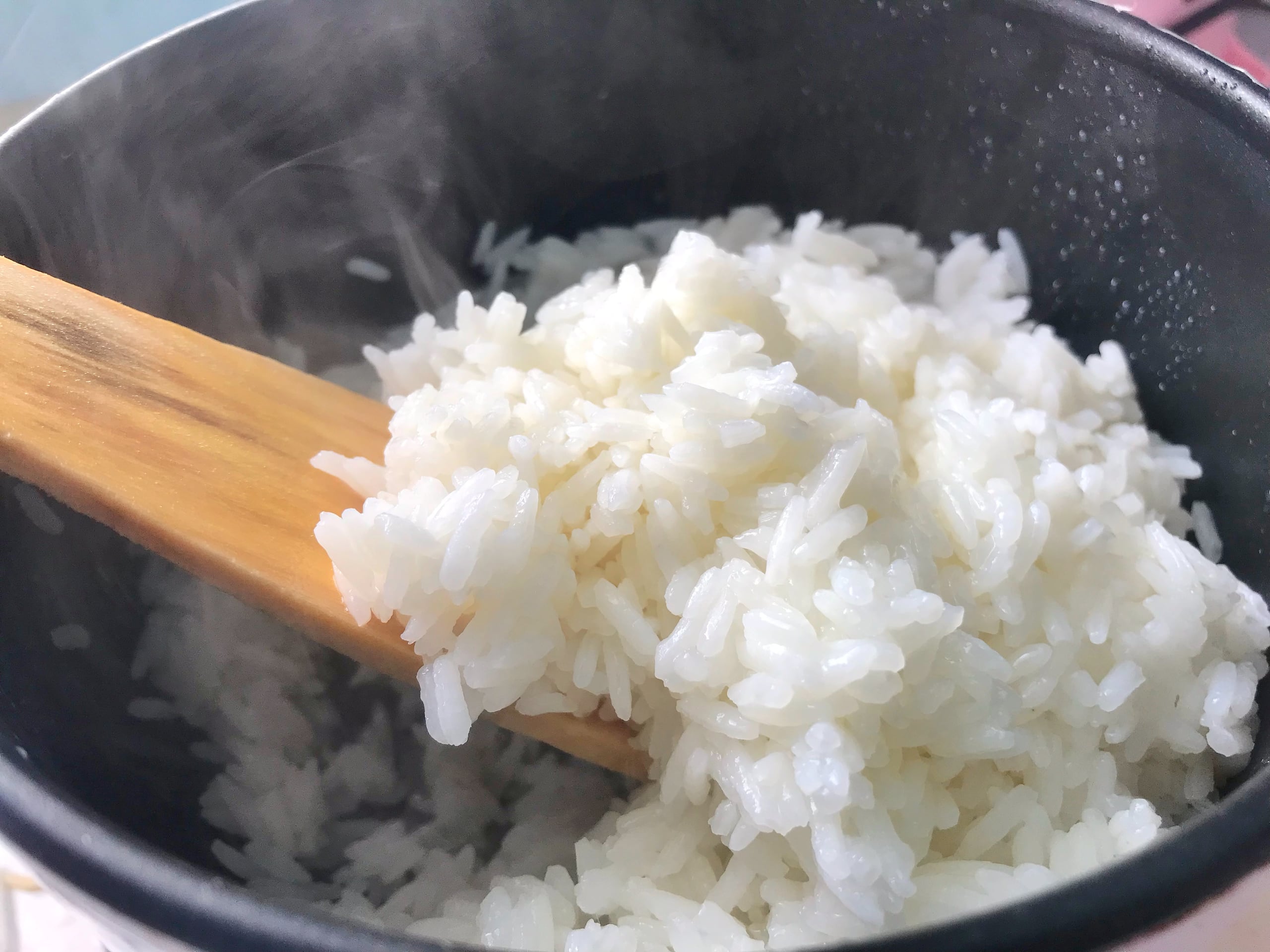 Si el arroz no está bien tapado y refrigerado, aunque haya estado bien cocinado, puede hacer que la bacteria se reproduzca y afecte a quien lo consuma.