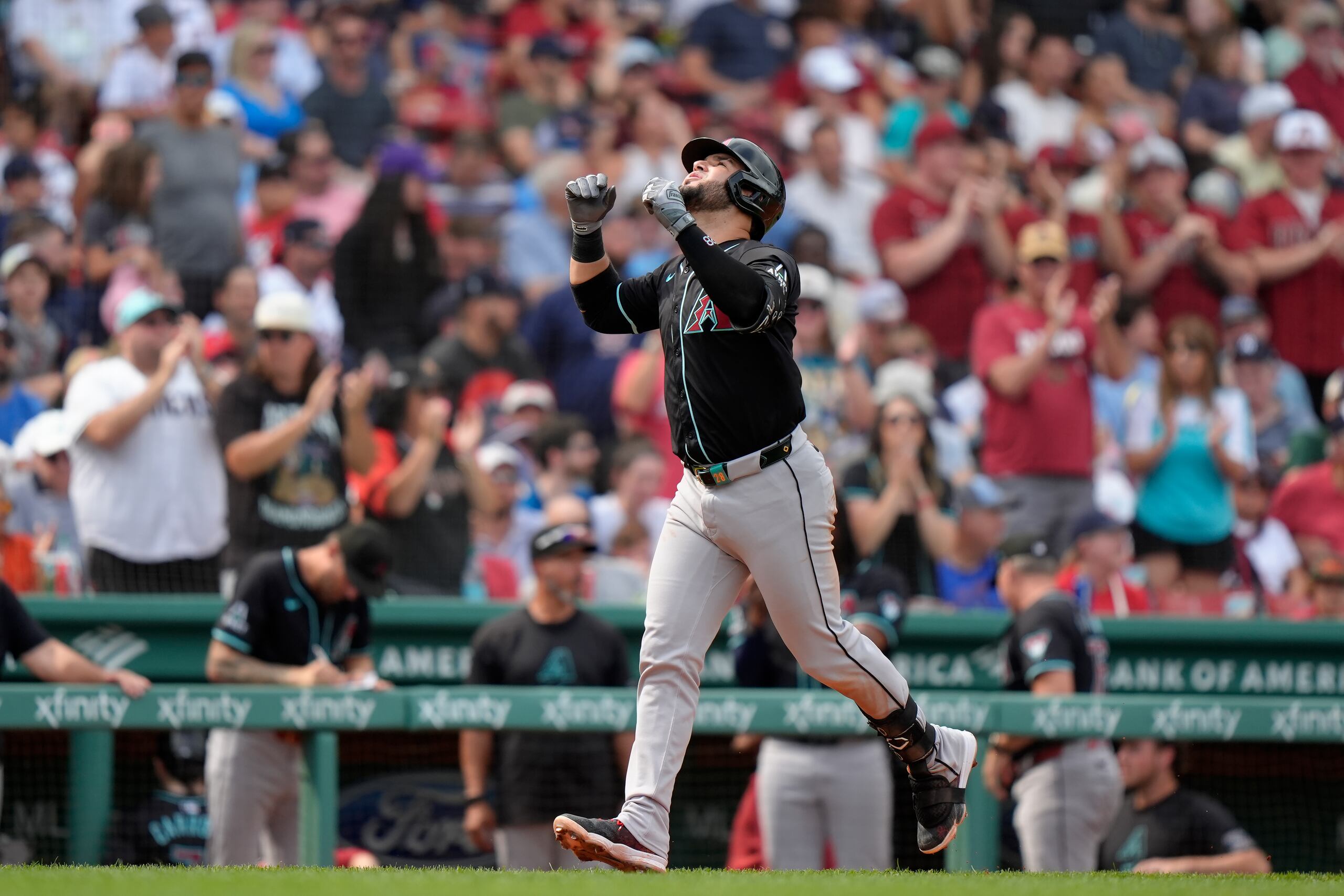 El venezolano de los Diamondbacks de Arizona, Eugenio Suárez celebra mientras recorre las bases luego de impactar un jonrón de tres carreras en el sexto episodio del juego de béisbol ante los Medias Rojas de Boston, el domingo 25 de agosto de 2024, en Boston. (AP Foto/Steven Senne)