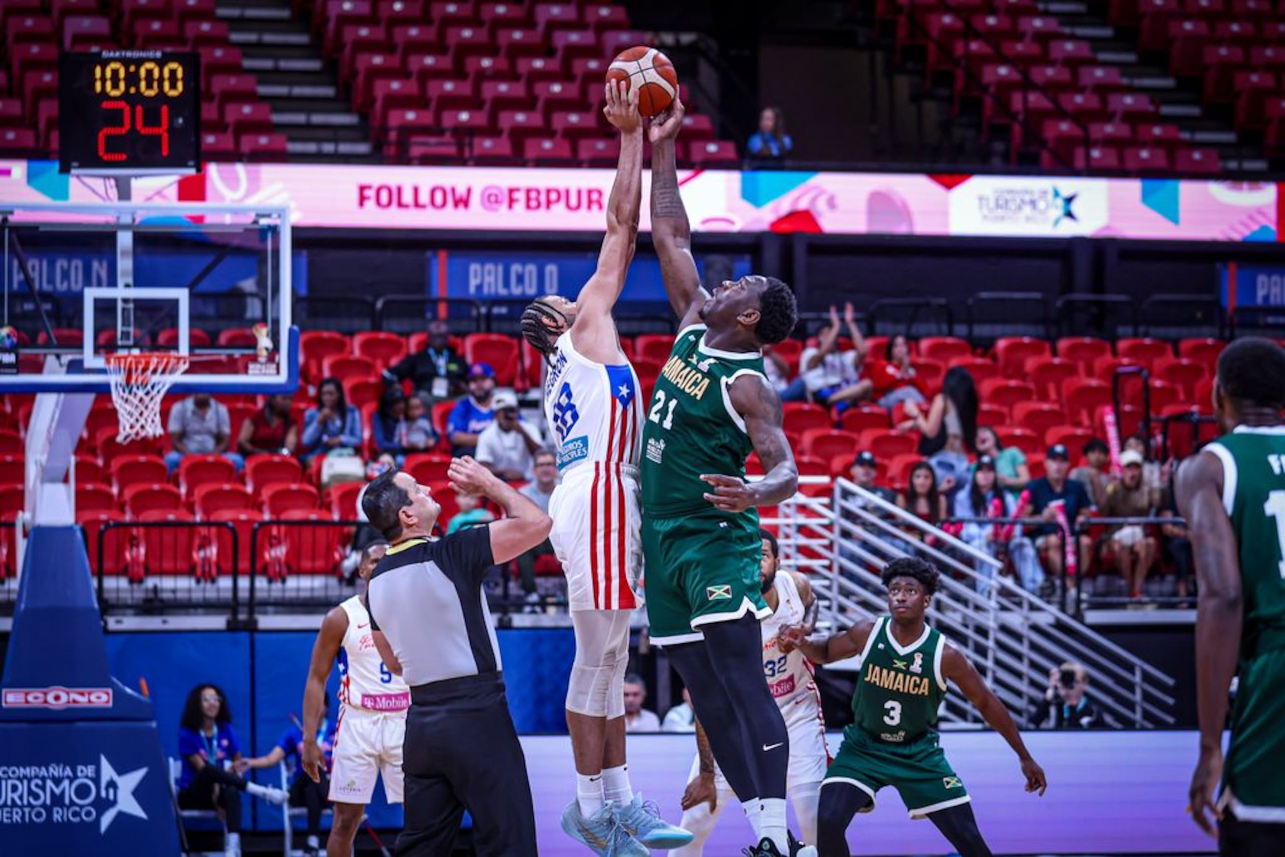 Christian Negrón, de Puerto Rico, fue el centro titular y batalló contra el pivot jamaiquino de 7 pies, Kofi Cockburn.