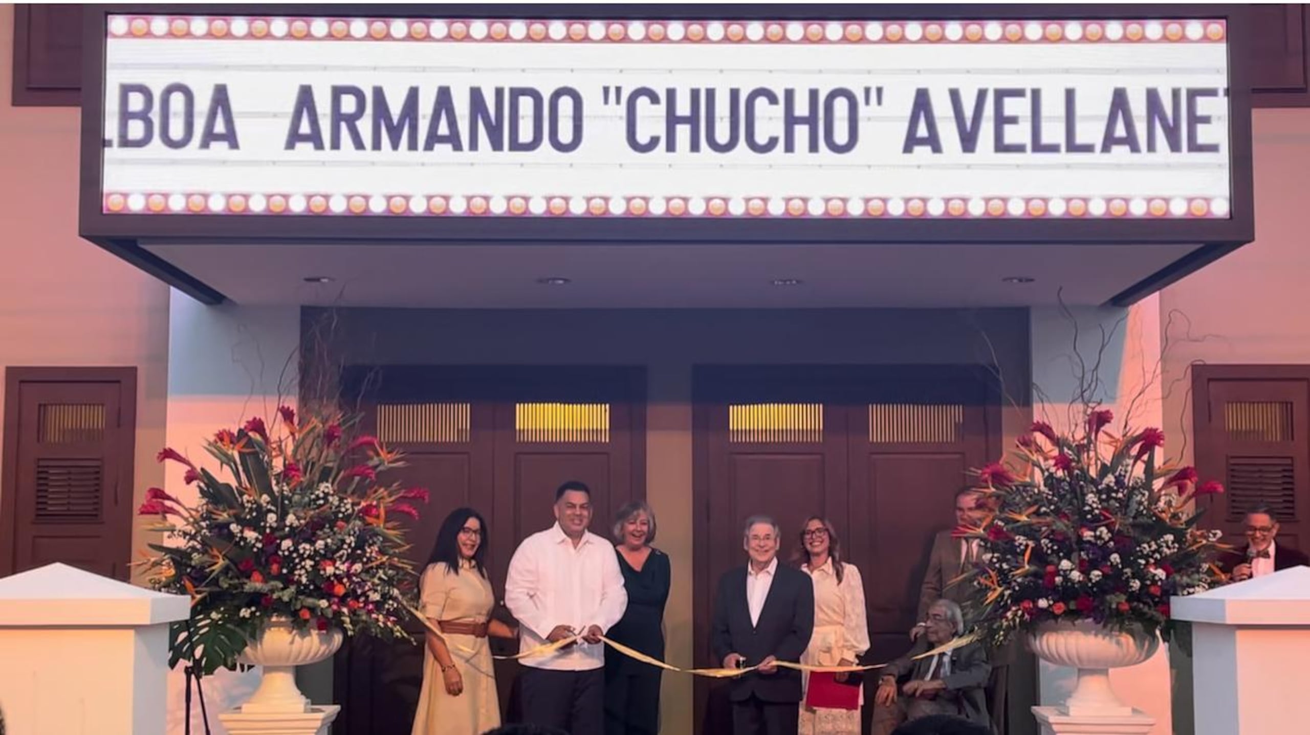 Chucho Avellanet participó en la ceremonia de reapertura del teatro fundado en la década de 1930, que reabrió en junio del año pasado con el nombre del cantante.