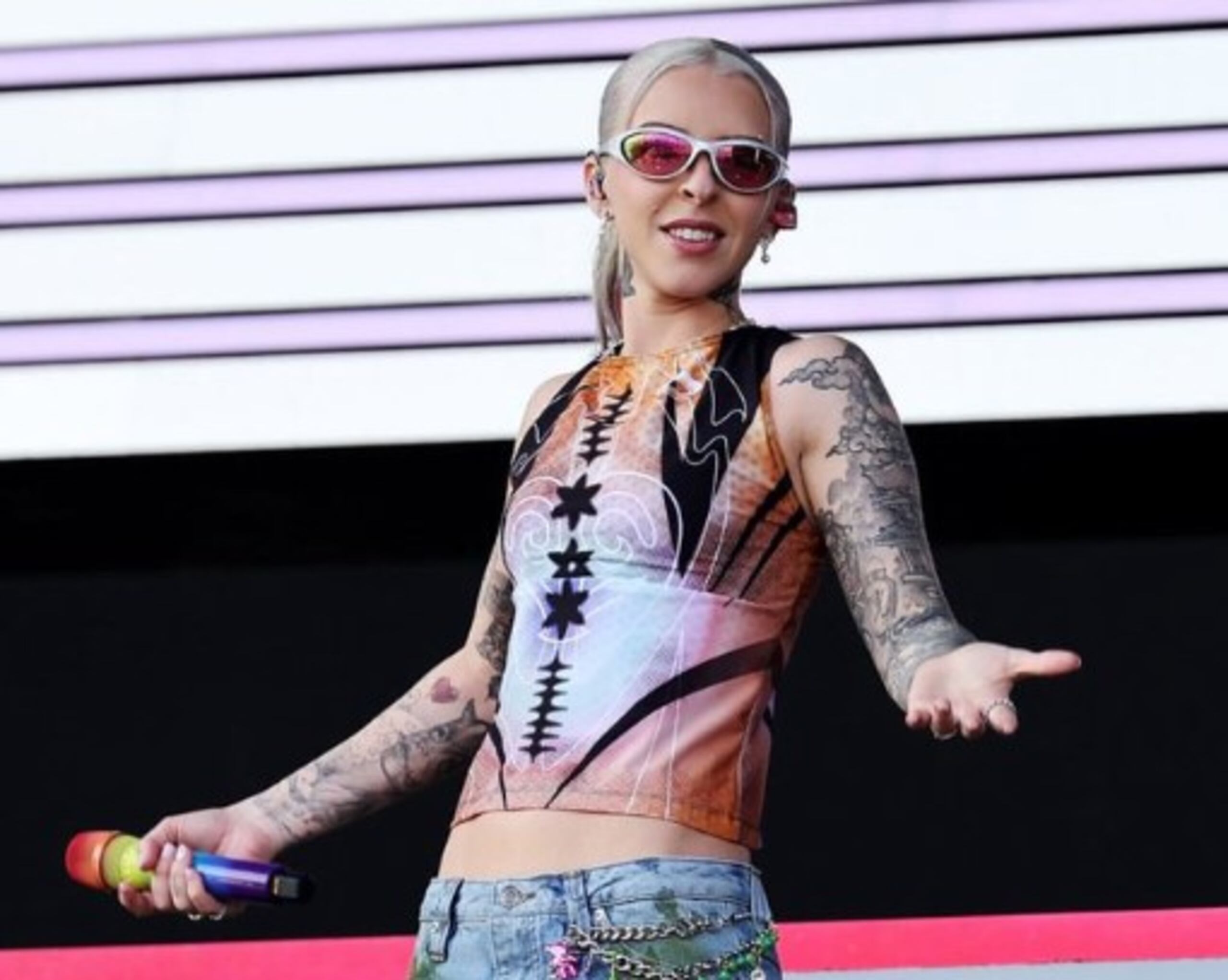 “Hola Coachella, buenas tardes, mi nombre es Young Miko desde P fucking R”, exclamó la cantante ante el alarido de sus seguidores.