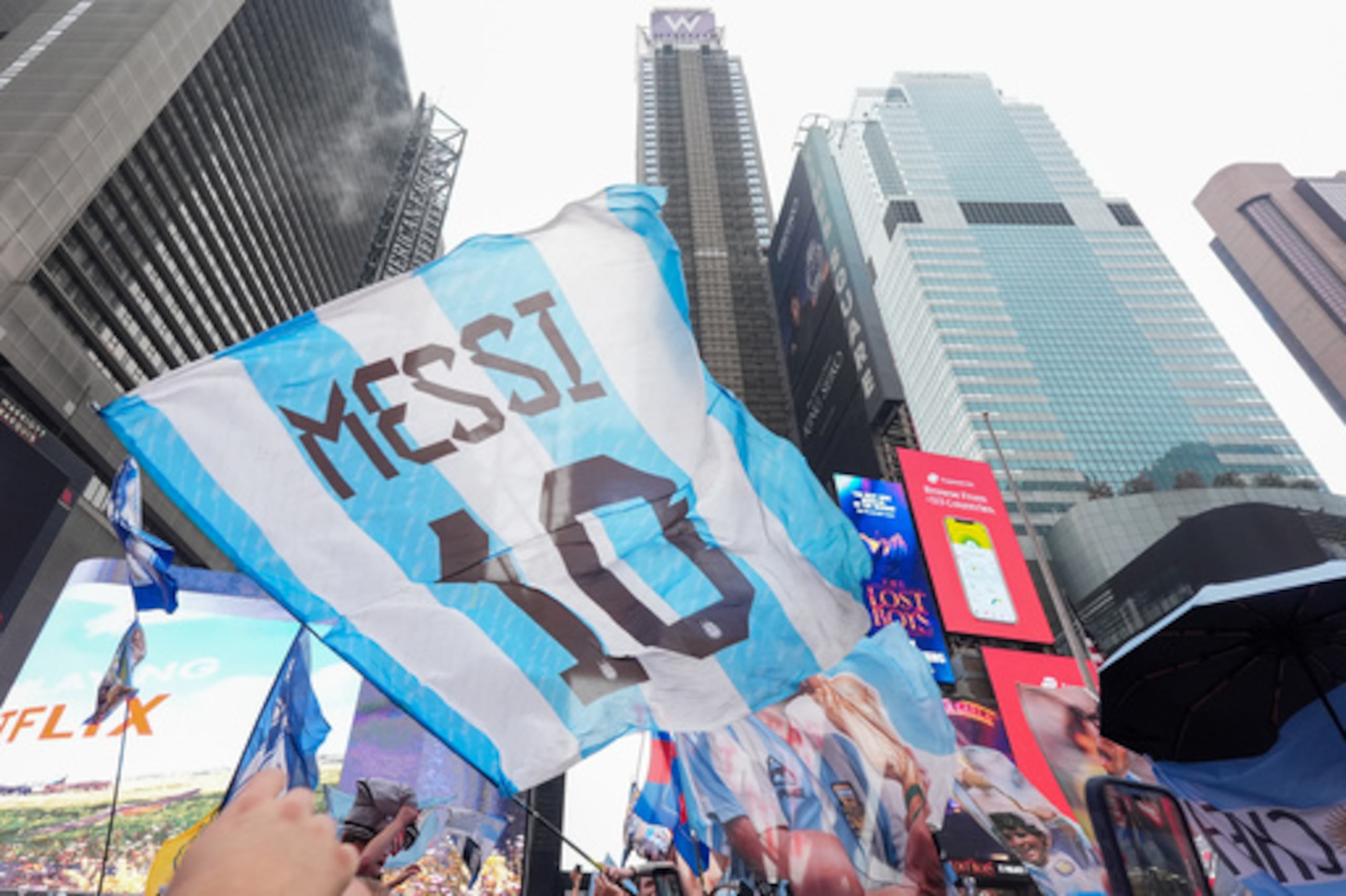 Los aficionados argentinos se reúnen en una concentración la víspera de la final del Mundial de fútbol en Times Square, Nueva York, el sábado 18 de julio de 2026 (Foto AP/Frank Franklin II)