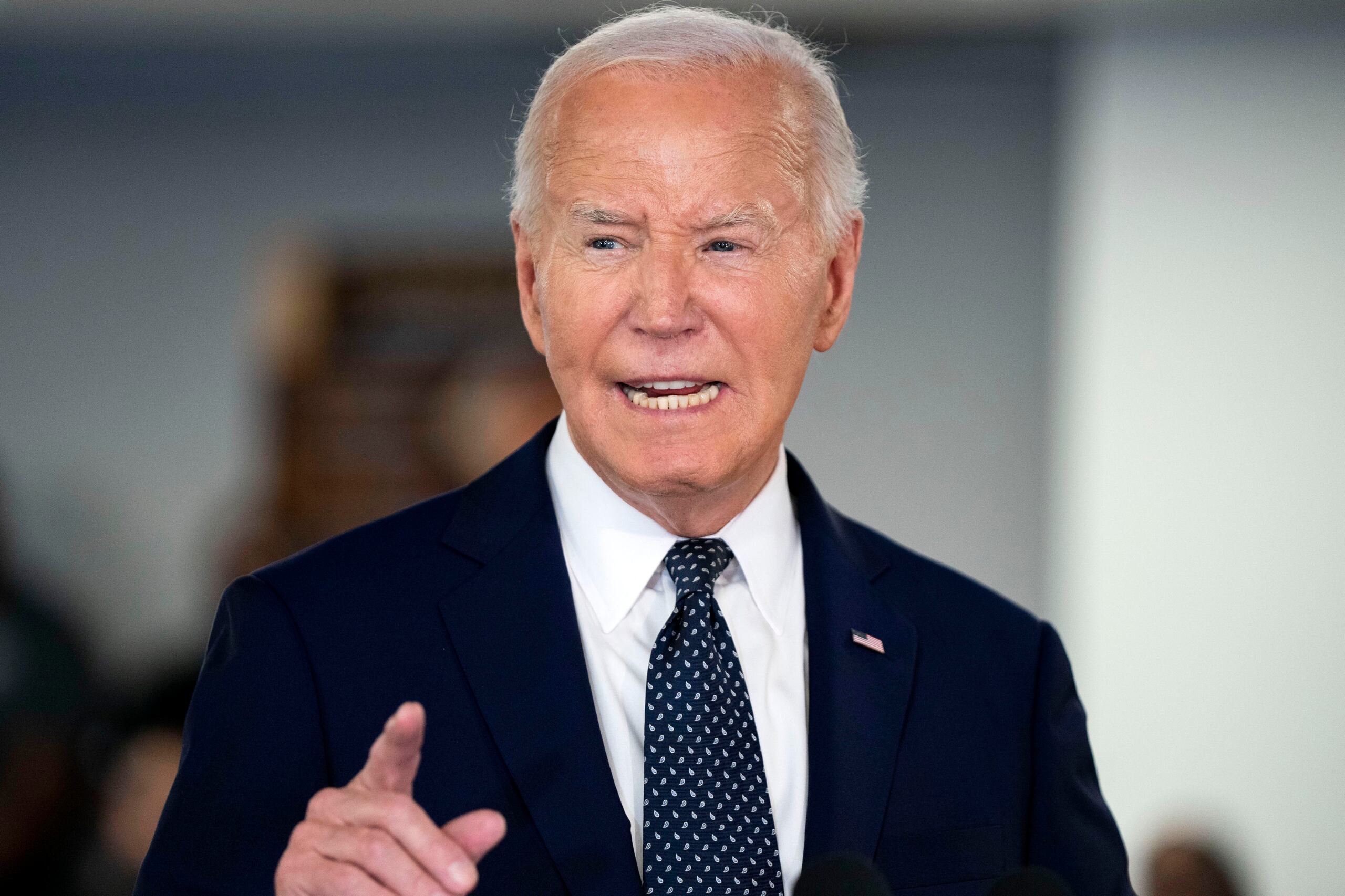 En un momento, incluso, tras ser preguntado por su estado de salud, Biden aseguró que estaba "bien": "Solo es mi cerebro".