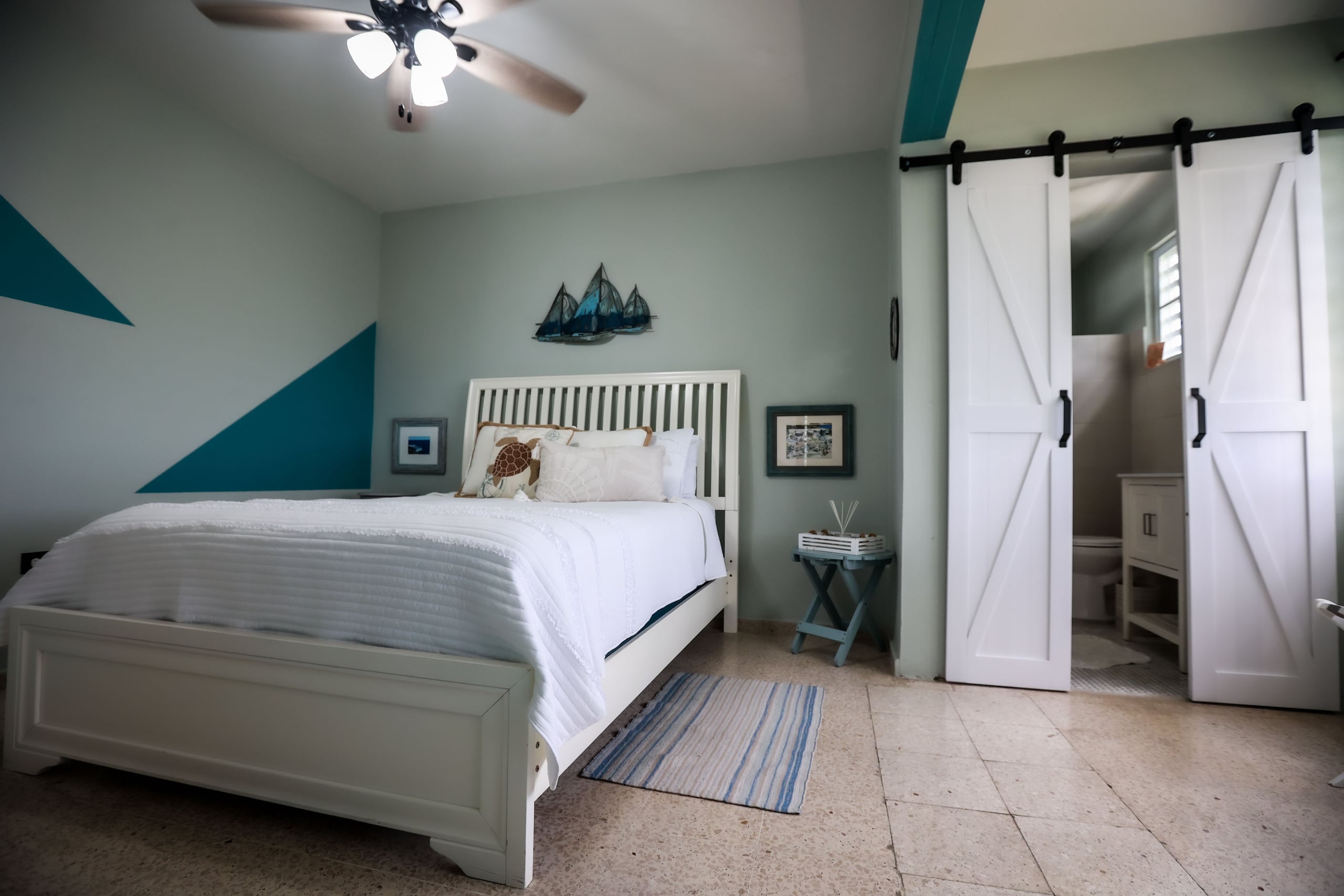 La estructura principal cuenta con tres habitaciones, dos baños, sala, comedor, cocina, lavandería, mientras que el apartamento tiene dos cuartos, dos baños, sala, comedor, cocina, lavadora, y secadora.