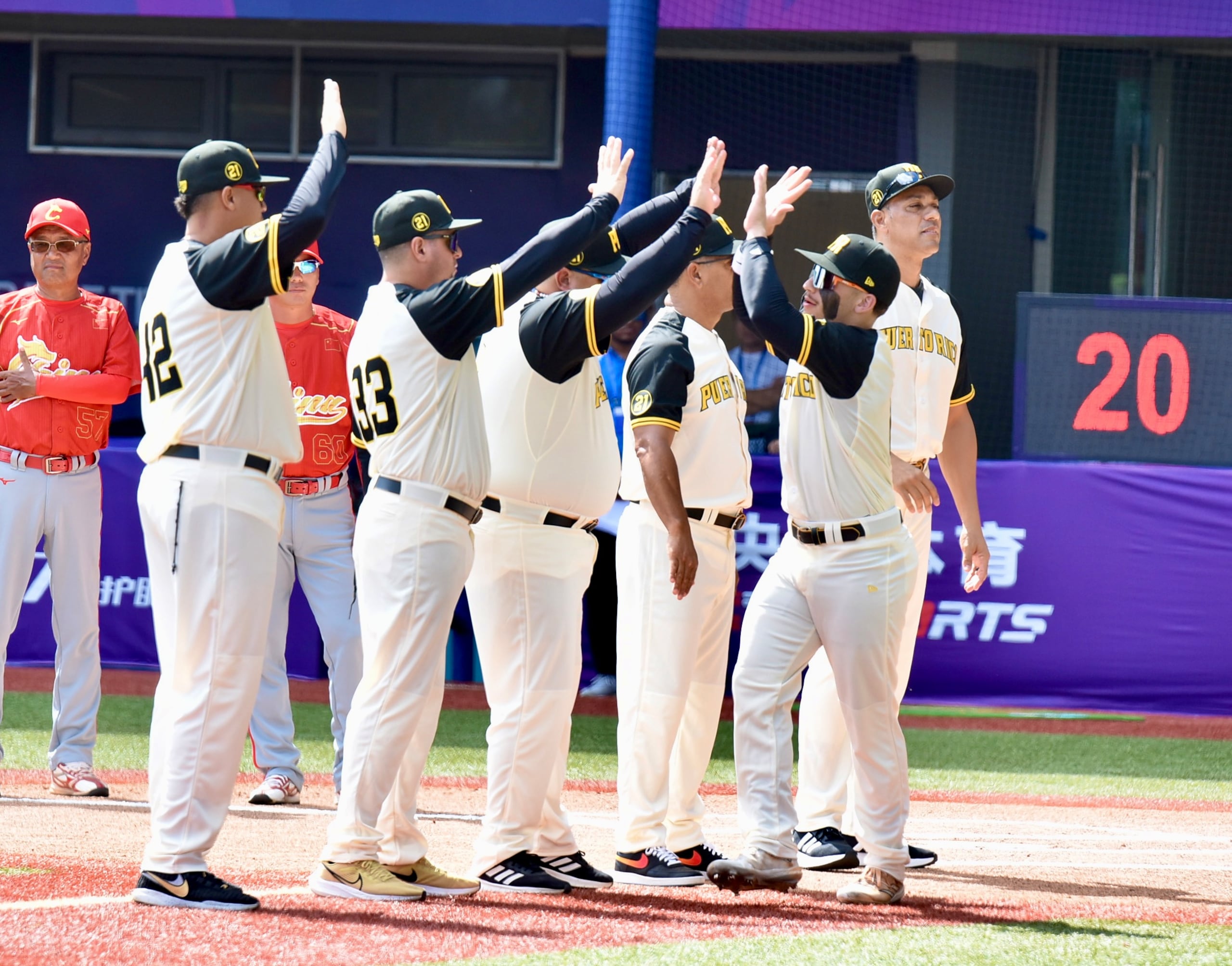 Puerto Rico lució un uniforme con los colores blanco, amarillo y negro, un patrón alusivo a los Pirates de Pittsburgh, el equipo para el cual jugó Roberto Clemente en las Grandes Ligas.