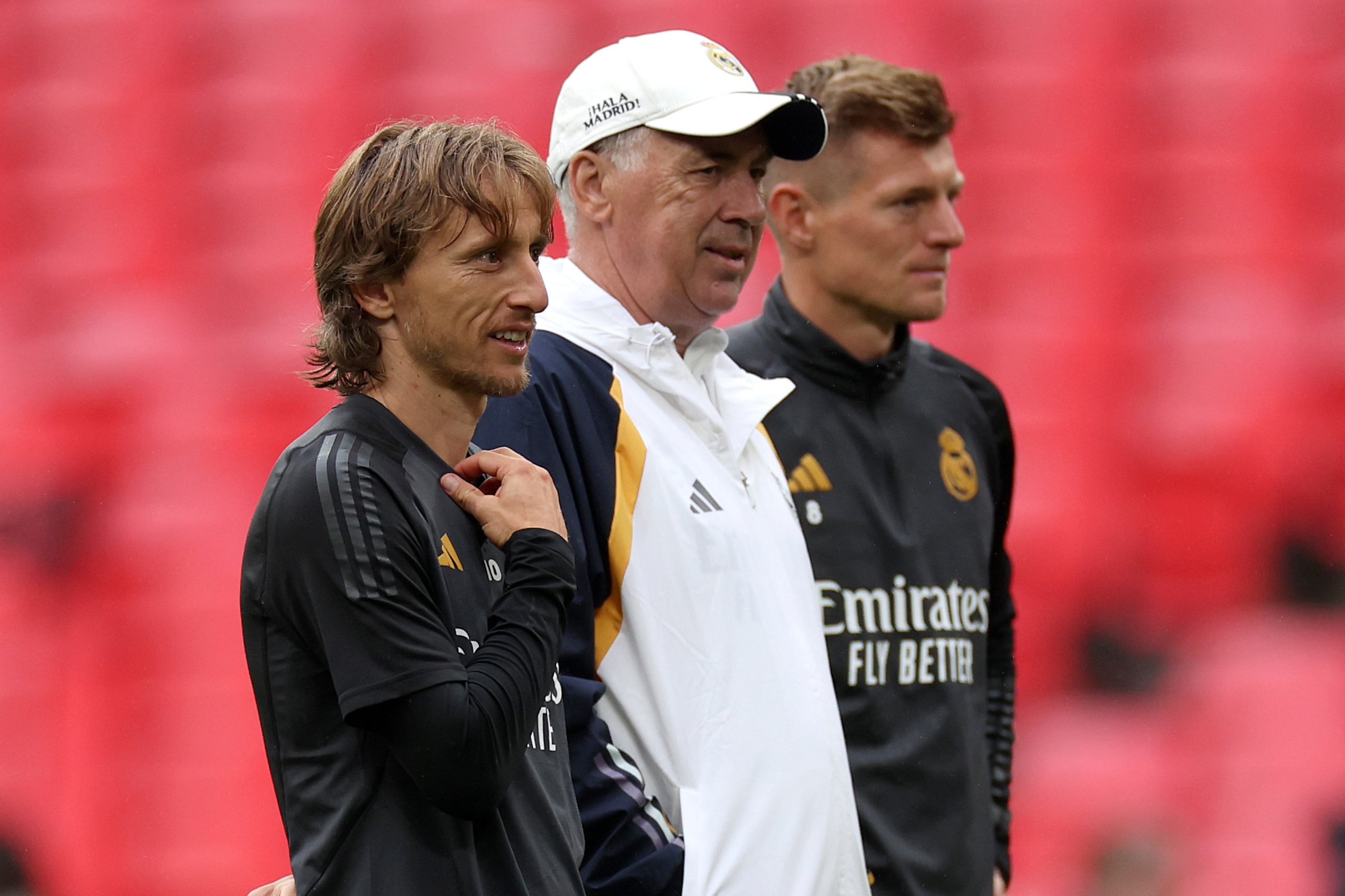 Luka Modric, junto al técnico Carlo Ancelotti y Toni Kroos durante el último entrenamiento del alemán con el Real Madrid.