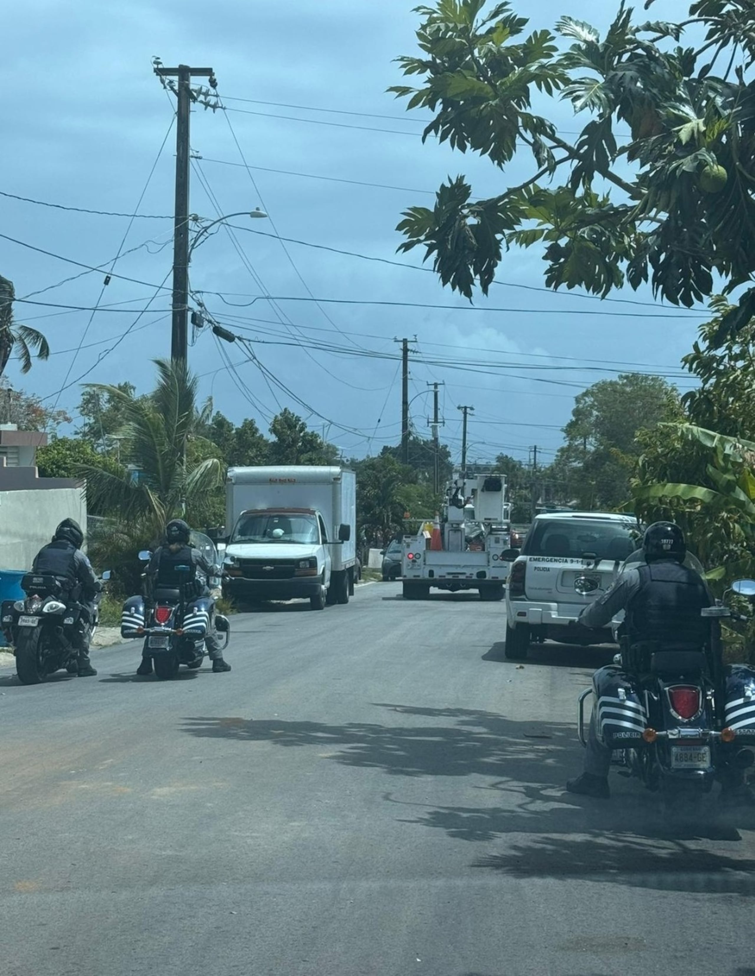 Agentes de la Policía escoltando al personal de la compañía LUMA Energy, mientras ejecutaban un plan para desconectar el servicio por hurto de energía eléctrica.