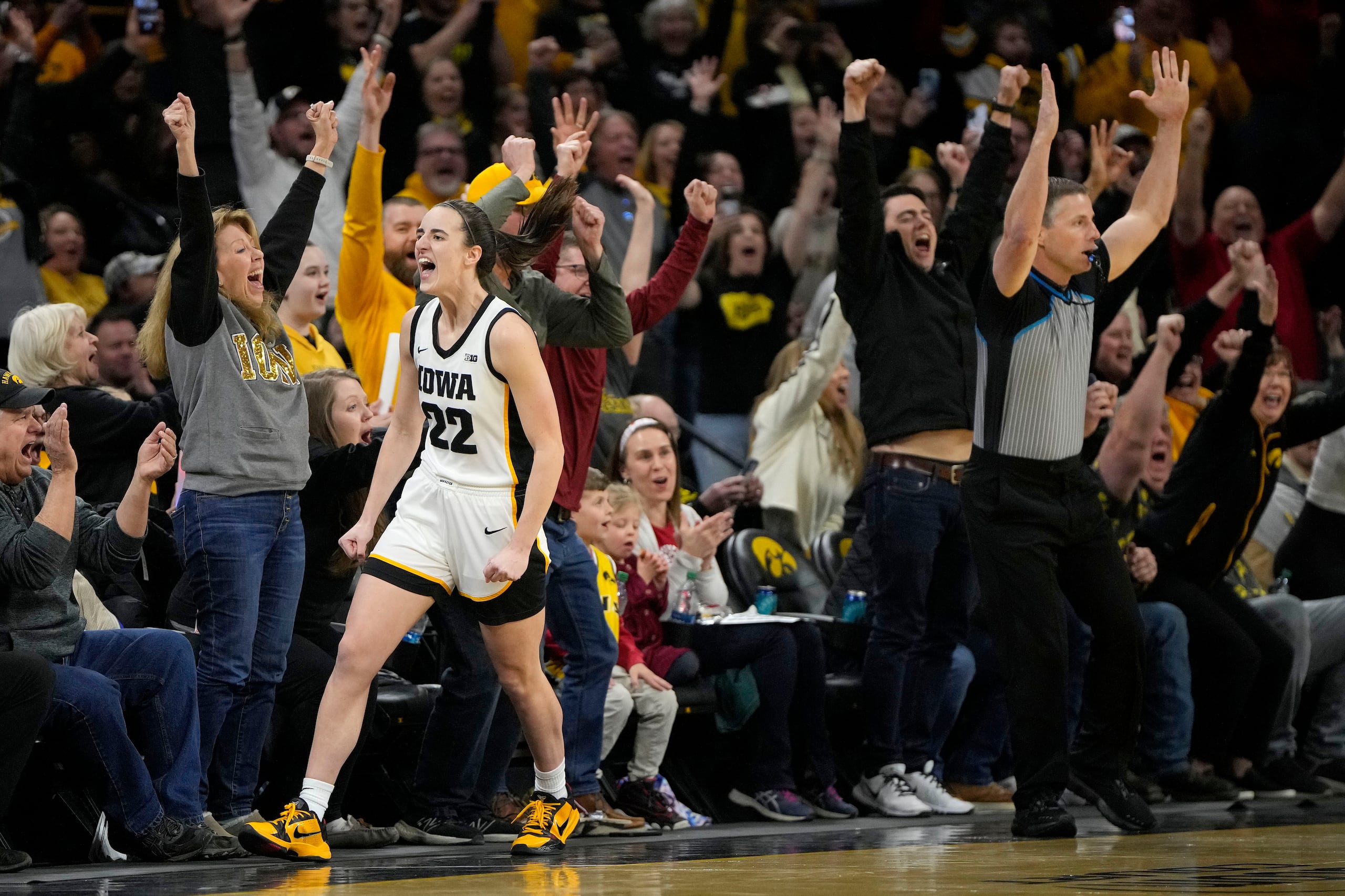 Caitlin Clark festeja después de romper el récord de anotación para una jugadora de baloncesto colegial en la NCAA.