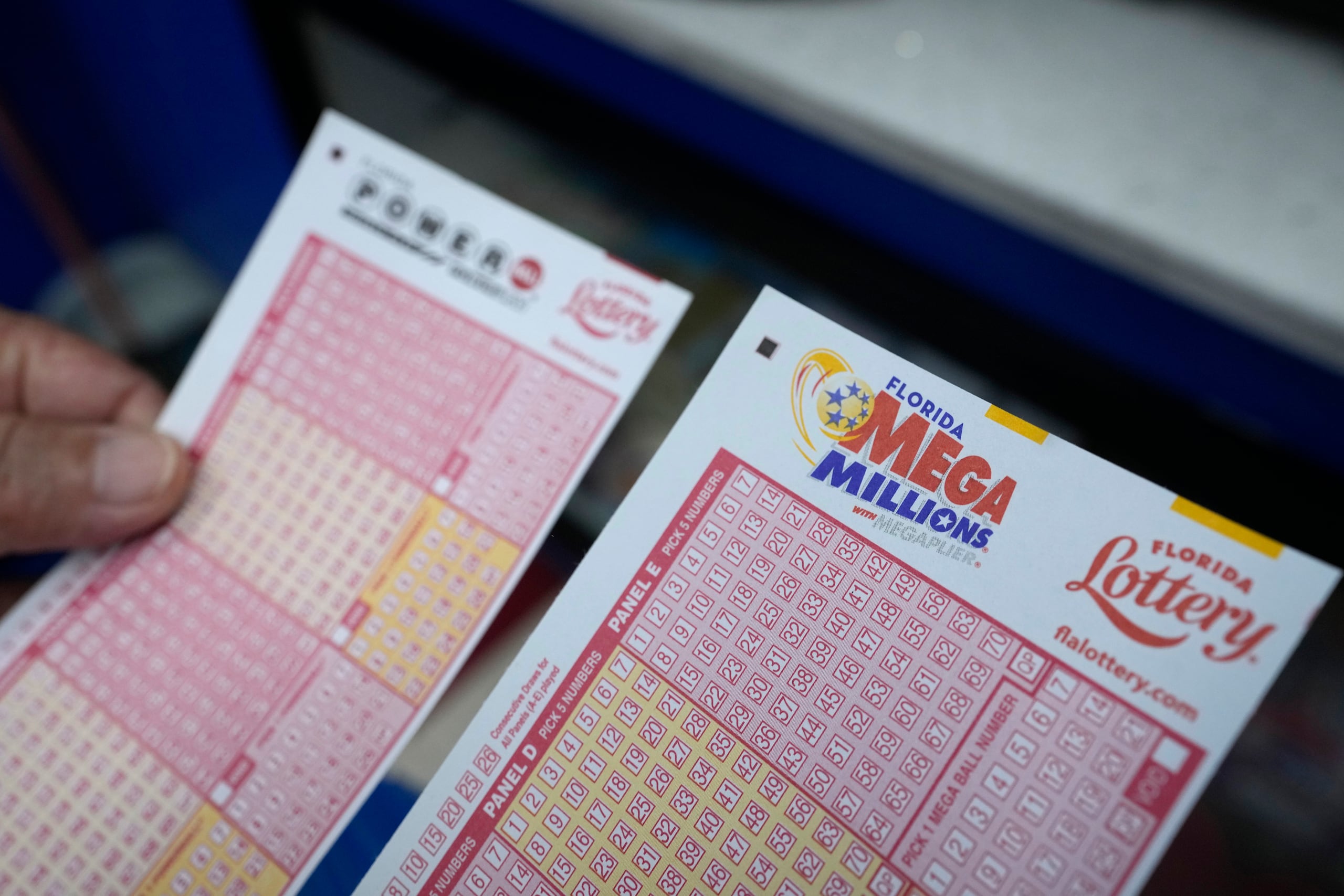 Los boletos de Mega Millions cuestan $2 y se venden en 45 estados, Washington, D.C. y las Islas Vírgenes de Estados Unidos. Los boletos de Powerball también cuestan $2 y se venden en 45 estados, el Distrito de Columbia, Puerto Rico y las Islas Vírgenes de Estados Unidos.