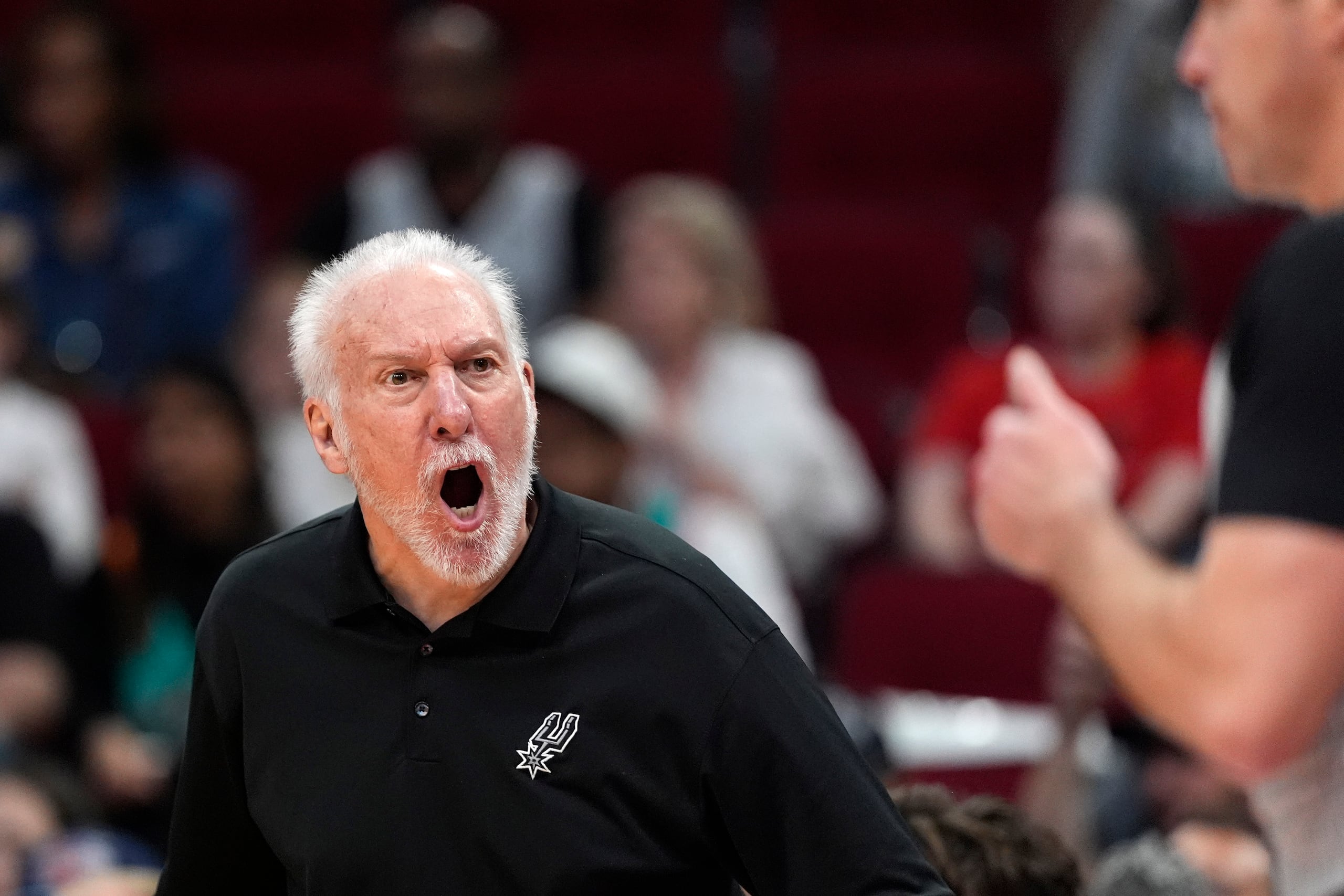 En esta foto del 5 de marzo del 2024, el entrenador de los Spurs de San Antonio Gregg Popovich le grita al oficial Josh Tiven tras no marcar una falta en el encuentro ante los Rockets de Houston. El jueves 27 de febrero del 2025, Popovich anuncia que no volverá a entrenar esta temporada.