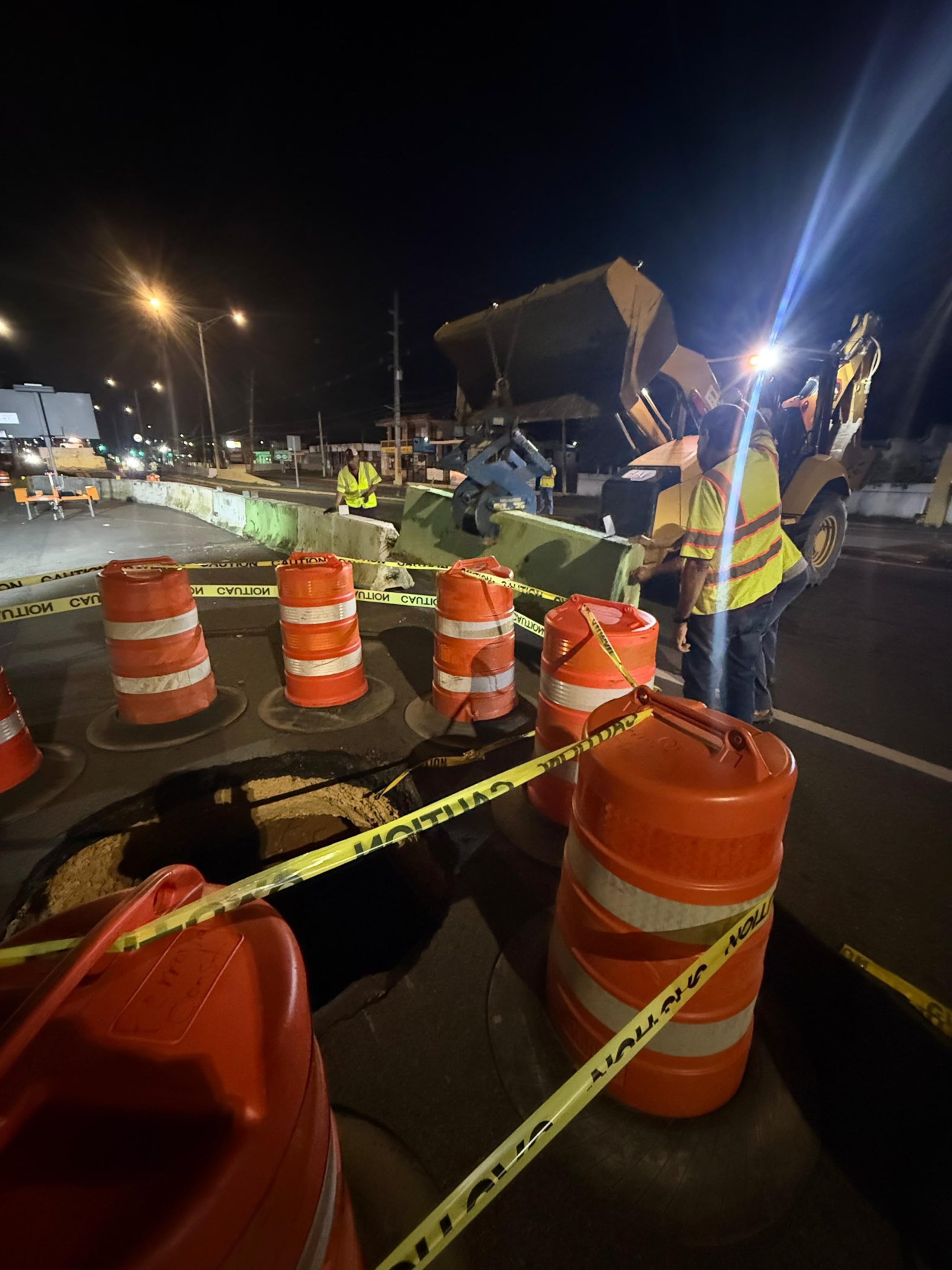 El socavón ocurrió la altura del kilómetro 71.2, en la intersección con la avenida Domingo Ruiz, que conduce al expreso PR-22.