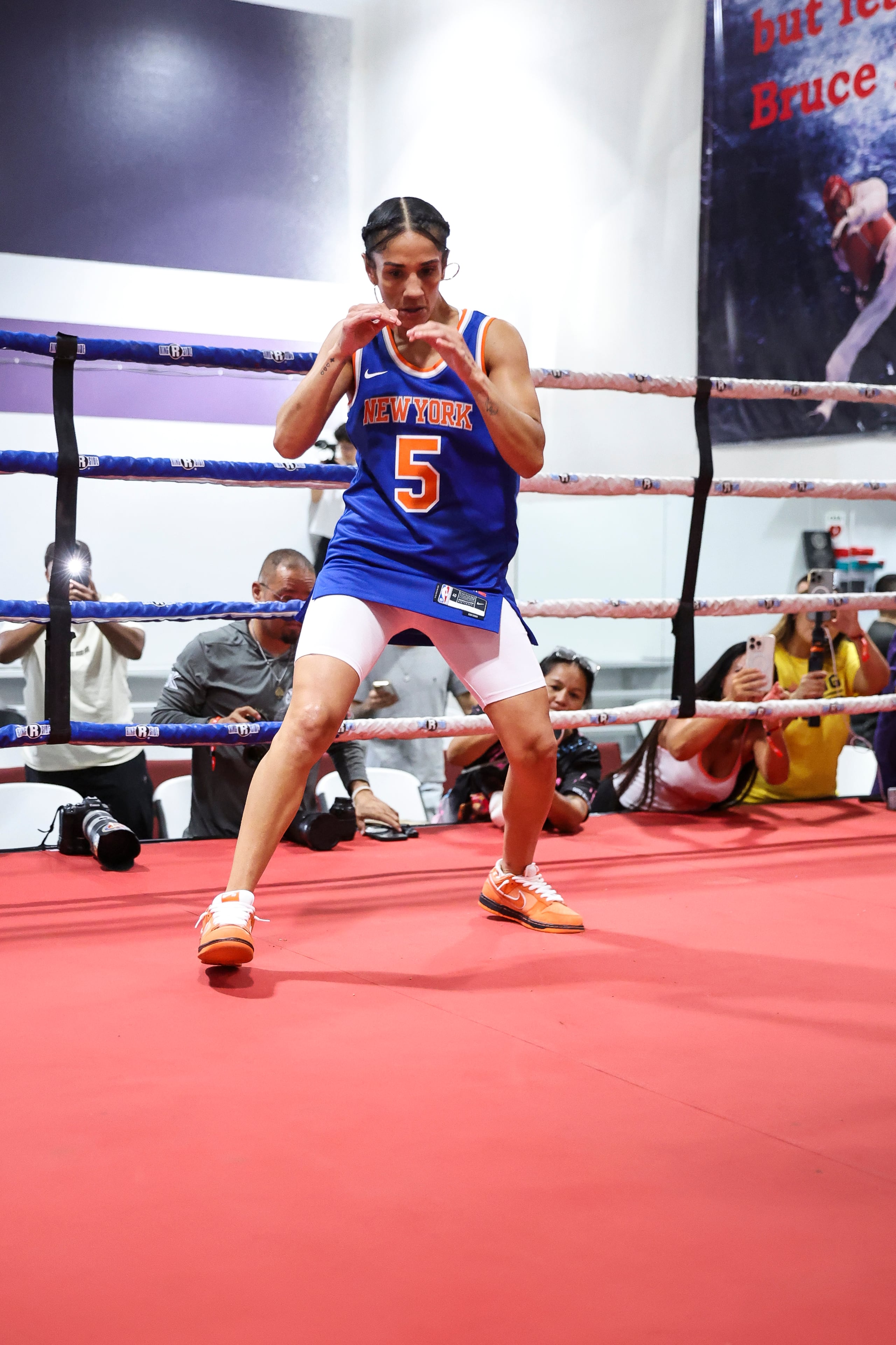 Amanda Serrano entrenó ayer en el Hans Martial Arts Gym en El Paso, Texas, tilizando un jersey de los Knicks de Nueva York y de su compatriota José Alvarado. (Matt Ferris / MVP)