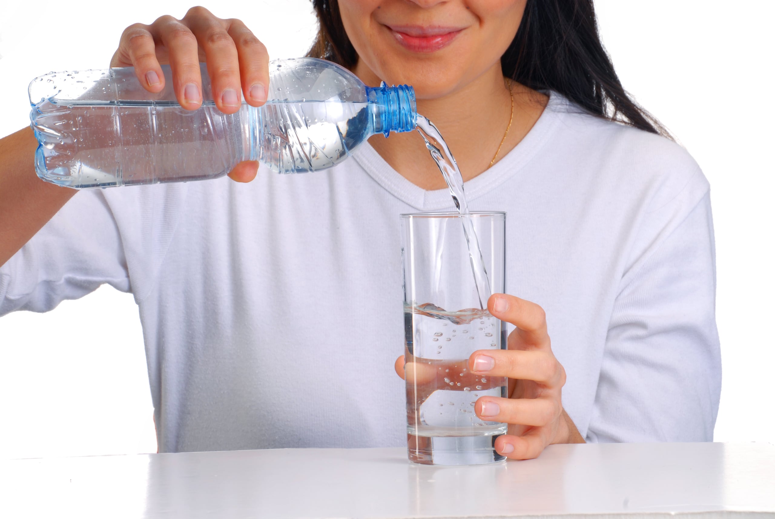La hidratación adecuada es esencial para la salud, pero en medio del ajetreo diario a menudo olvidamos beber agua con regularidad, sin esperar a sentir sed.