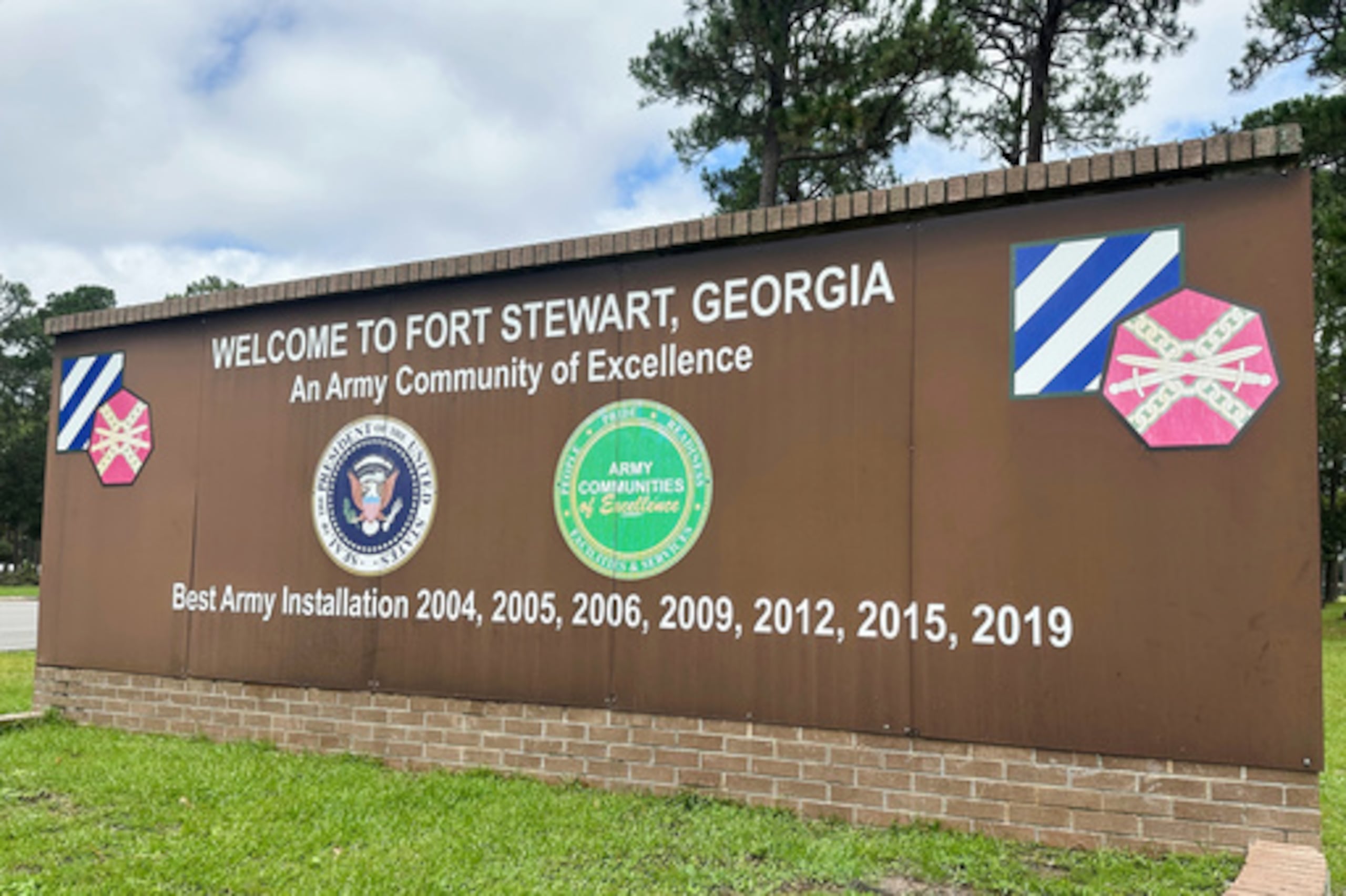 La puerta principal de Fort Stewart, en Georgia, el 6 de agosto de 2025. (Foto AP/Russ Bynum, archivo)