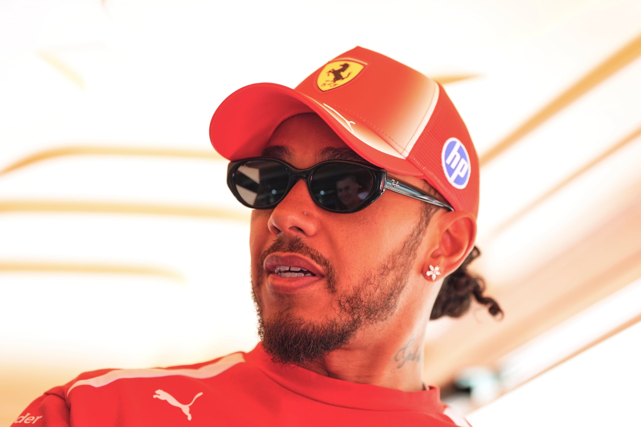 El piloto de Ferrari Lewis Hamilton en el paddock del Gran Premio de España.