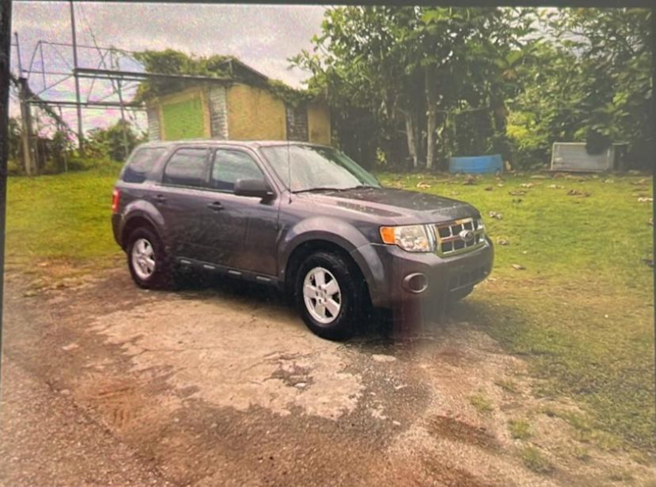 Xavier Enrique Rubio Martí fue descrito como de tez blanca, 6’ 2” de estatura, 230 libras de peso, ojos color marrón y cabello negro. Conduce una guagua Ford Escape XLS color gris obscuro con la tablilla HTS-939.