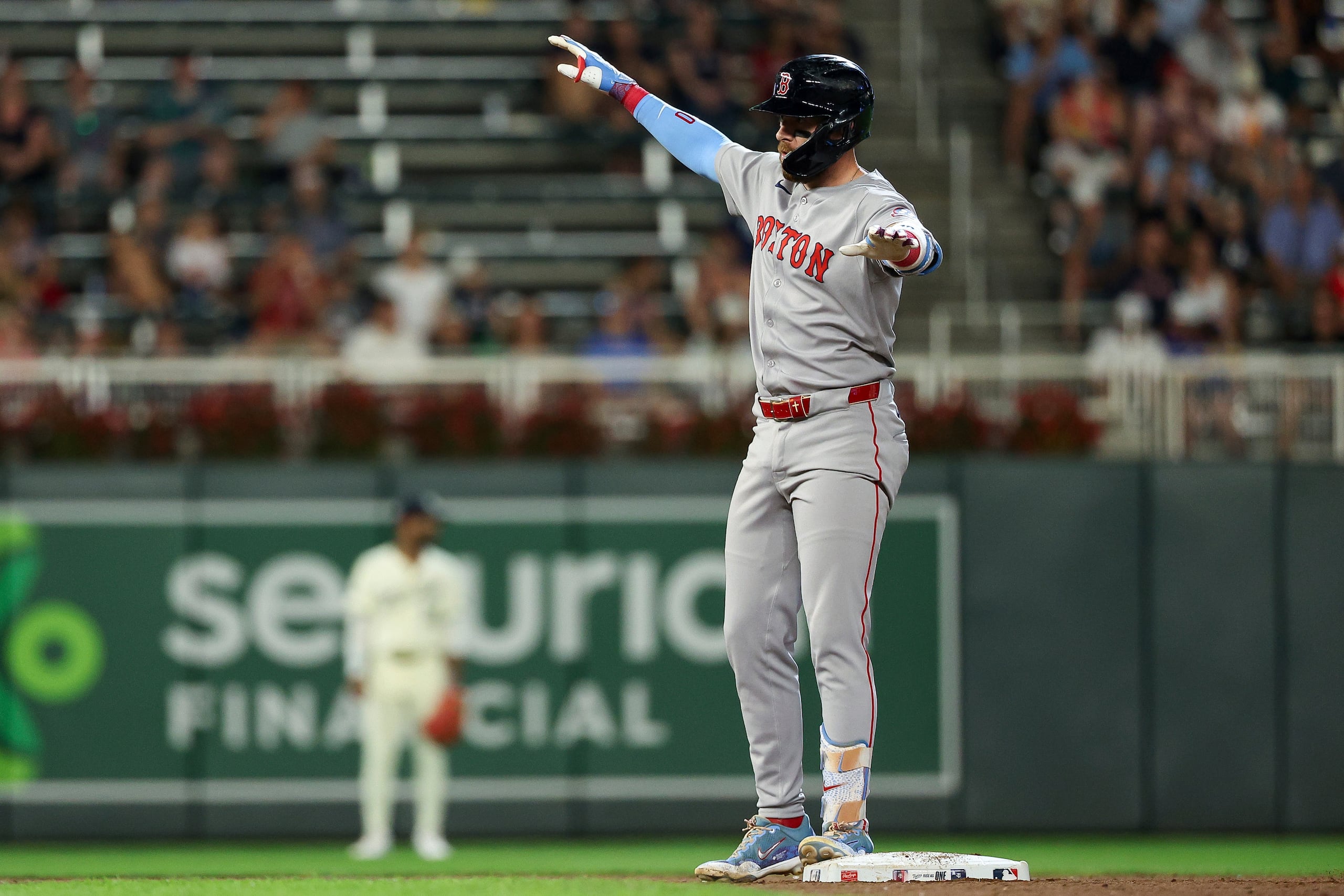 Trevor Story de los Red Sox de Boston luego de batear un doble ante los Twins de Minnesota, el martes 29 de julio de 2025, en Minneapolis. (AP Foto/Matt Krohn)