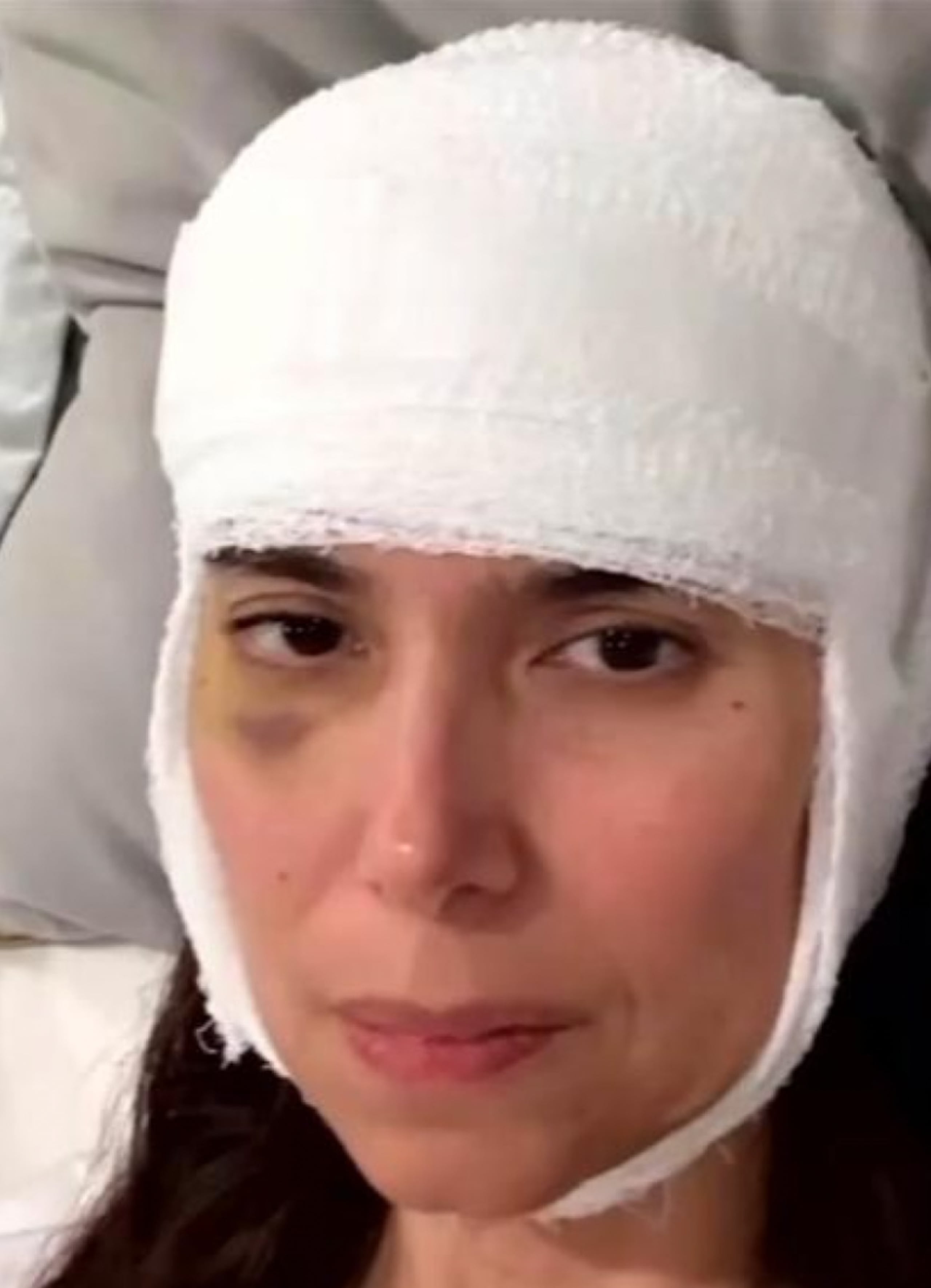 Roselyn Sánchez recibió golpes en la cara, cabeza y otras partes del cuerpo.