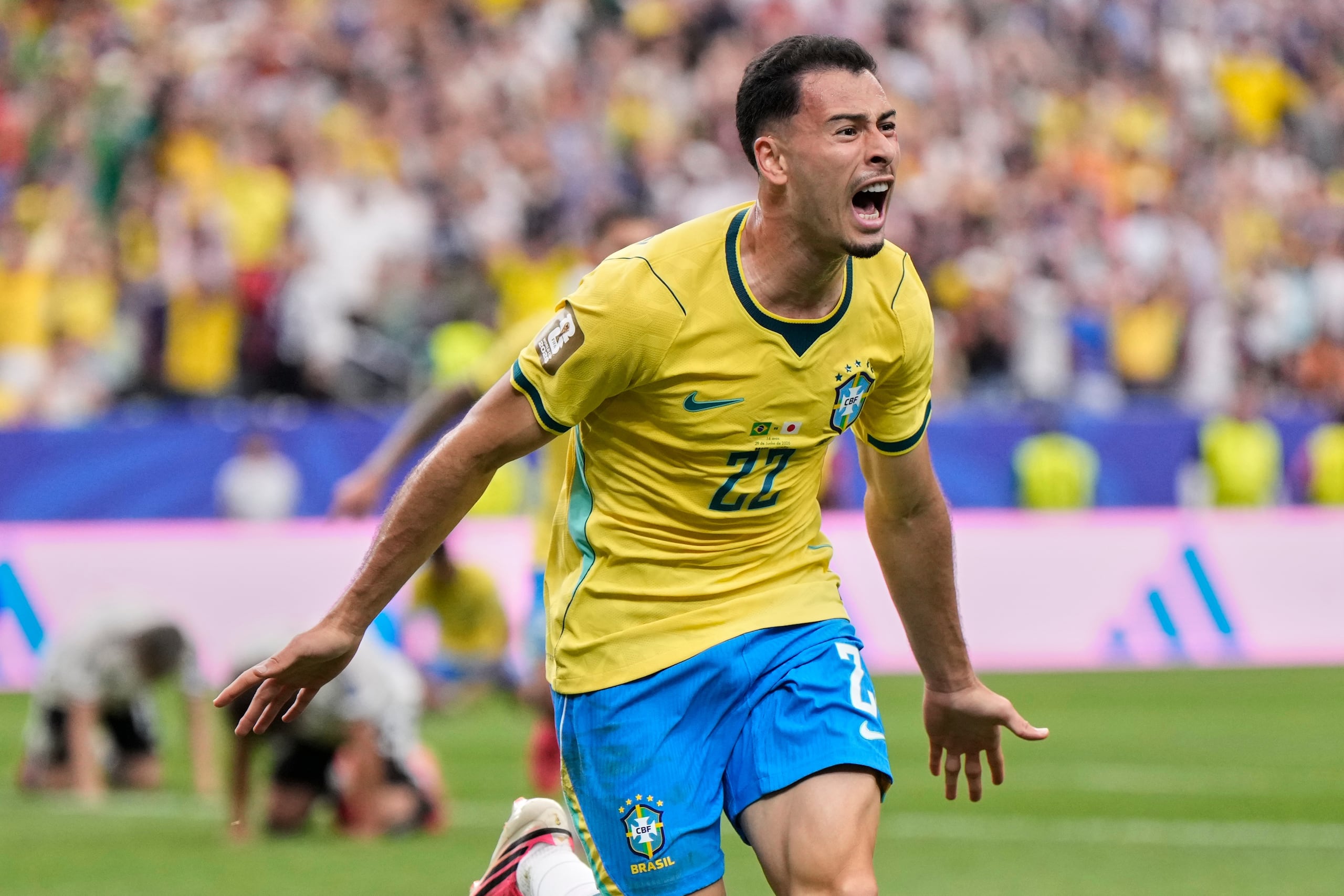 Gabriel Martinelli celebrates tras marcar el gol que le dio a Brasil su pase a los octavos de final del Mundial.