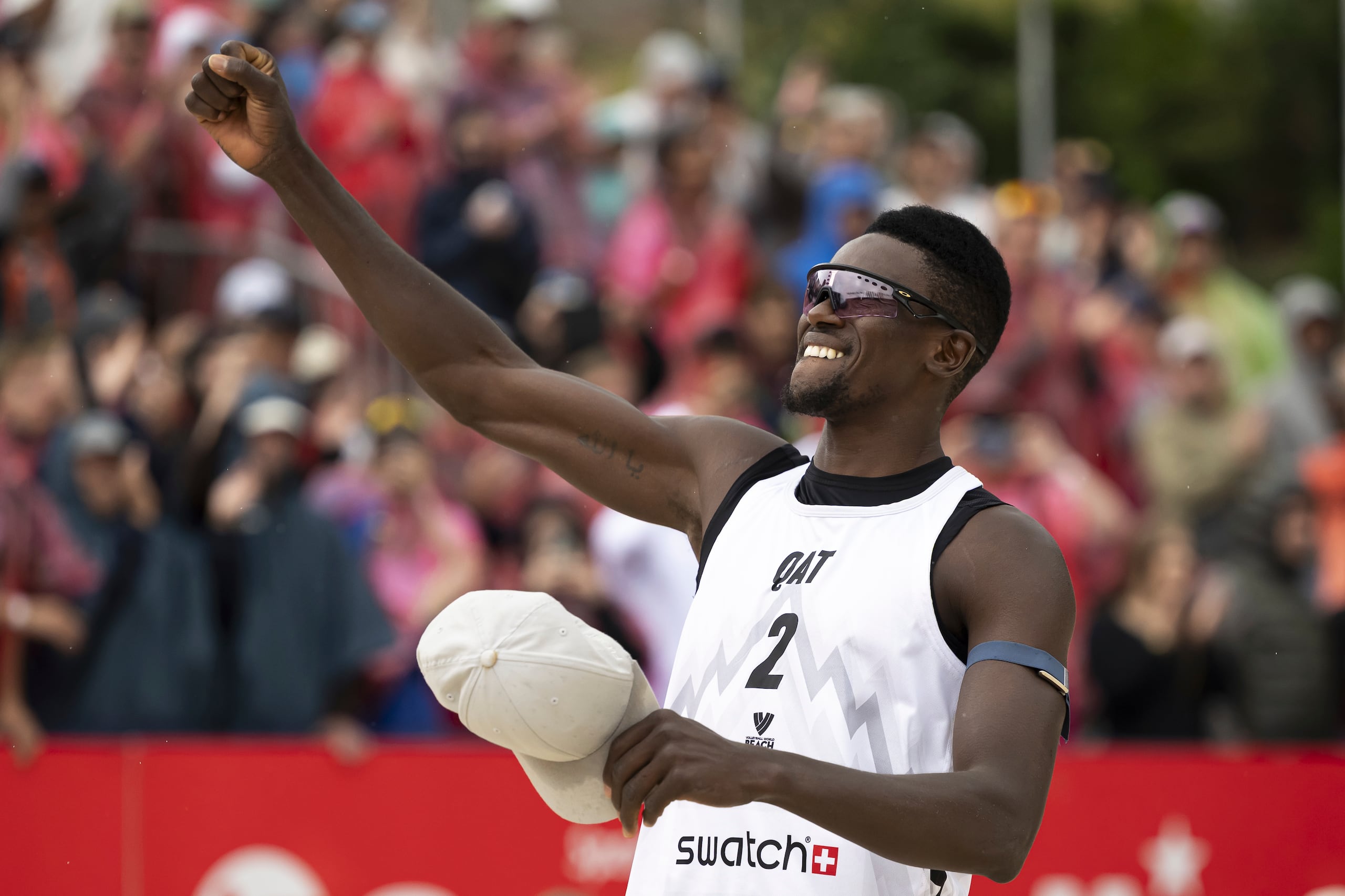 El qatarí Ahmed Tijan celebra la victoria de su equipo contra los suecos Jacob Hoelting Nilsson y Elmer Andersson durante la final del World Beach Pro Tour Elite16, el domingo 6 de julio de 2025, en Gstaad, Suiza. (Anthony Anex/Keystone vía AP)
