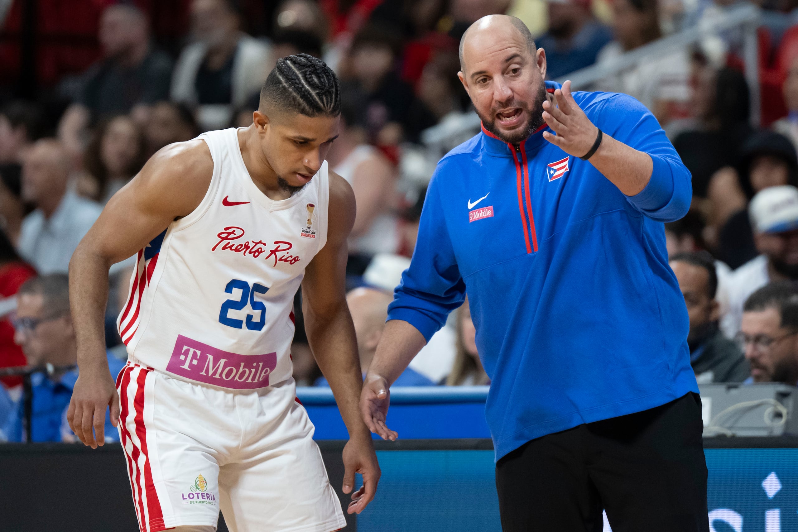 Alfonso Plummer recibe instrucciones del dirigente Carlos González.
