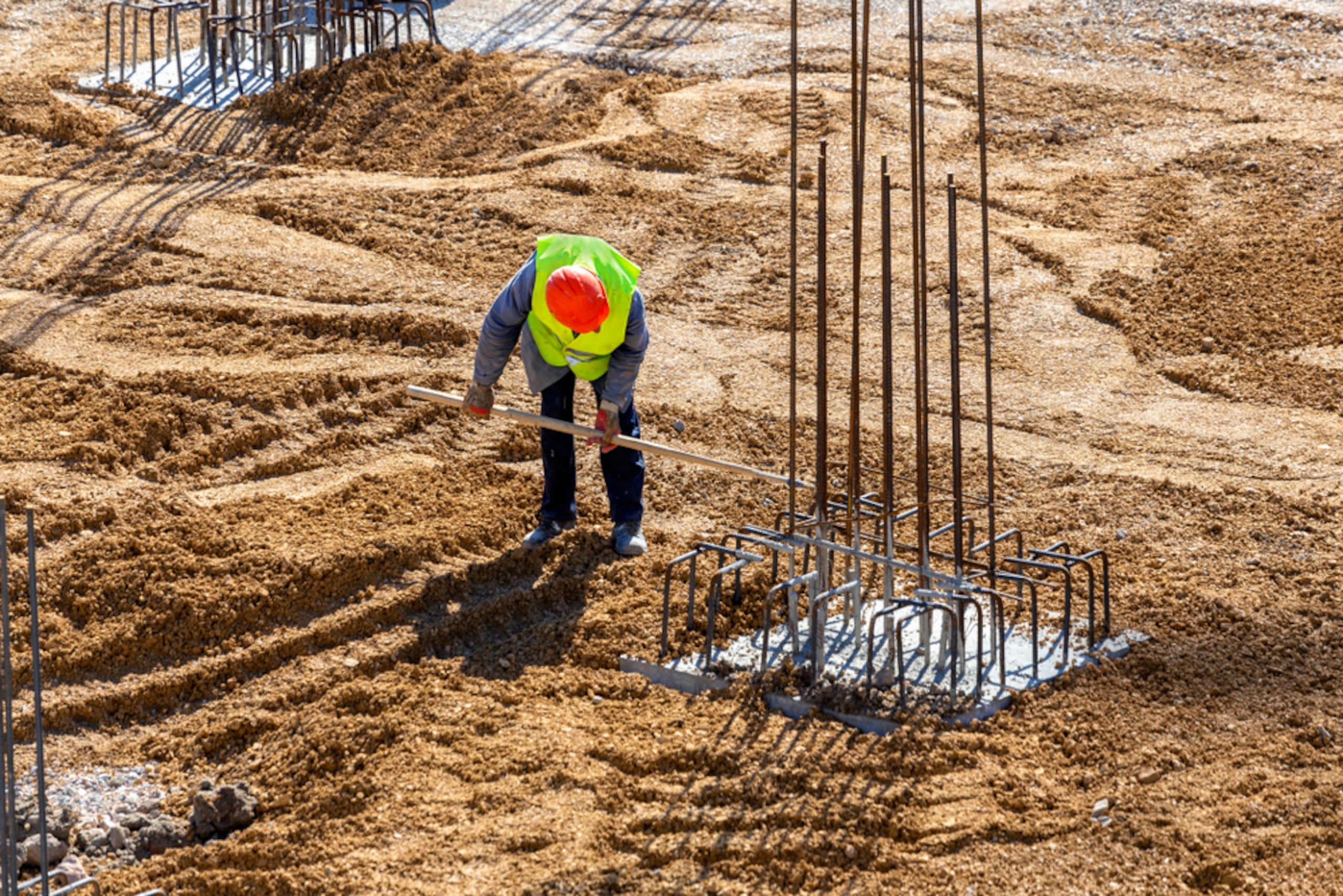 Antes de que una estructura se levante, existen condiciones de suelo que evaluar, cimentaciones que desarrollar y soluciones de ingeniería que resultan determinantes para la seguridad y el desempeño de una obra.