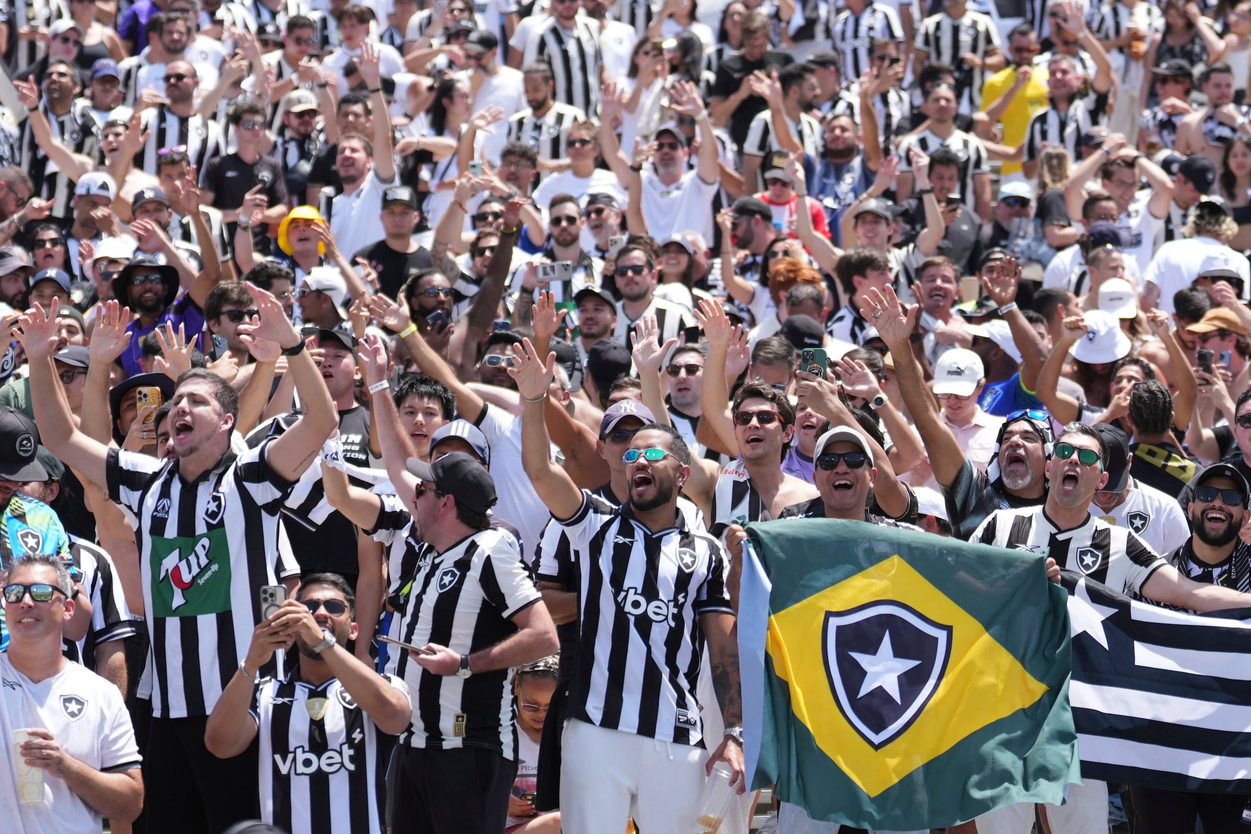 Los hinchas de Botafogo alientan al equipo tras el partido ante el Atlético de Madrid en el Mundial de Clubes, el lunes 23 de junio de 2025, en Pasadena, California. (AP Foto/Jae Hong)