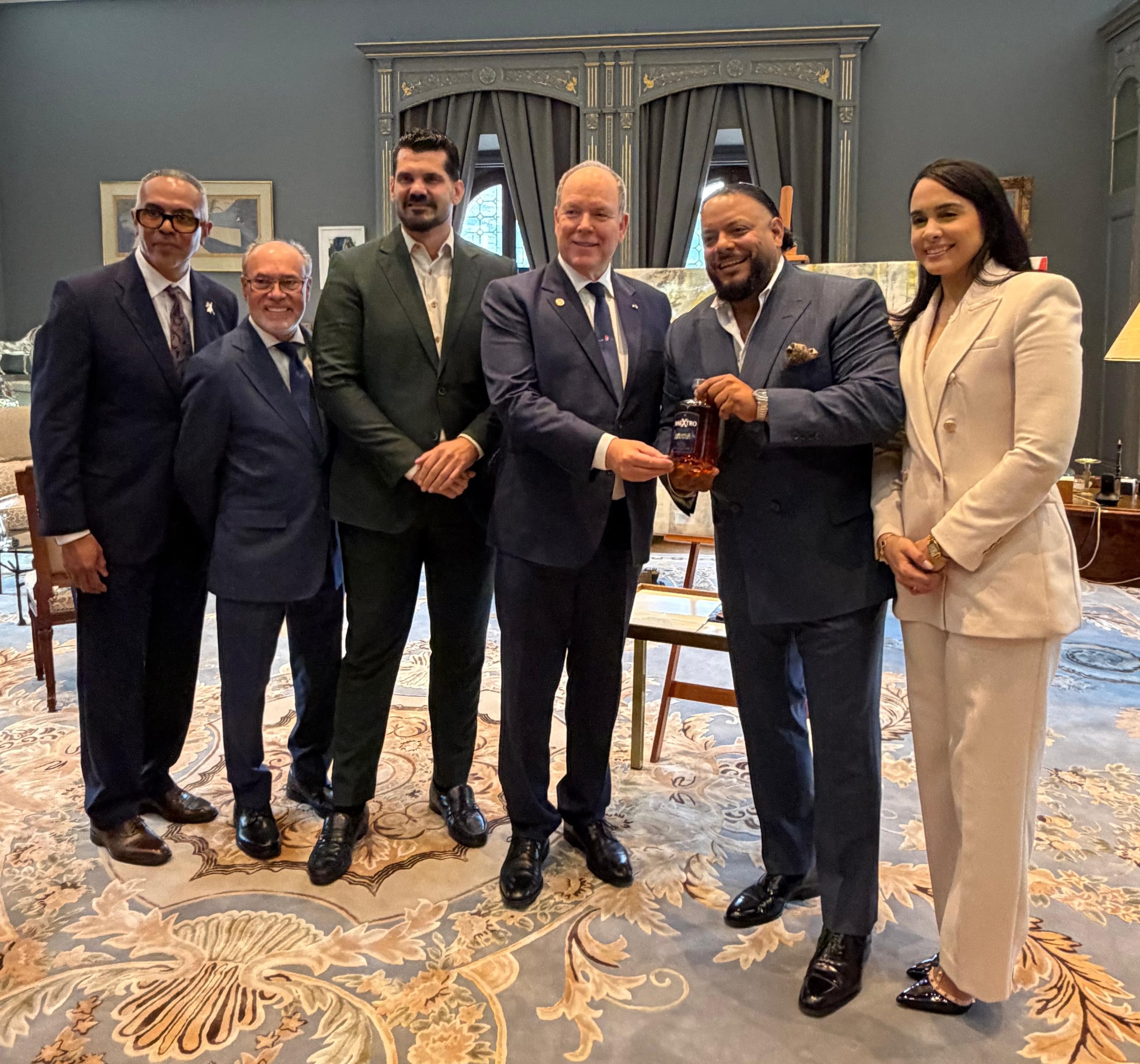 De izquierda a derecha: Billy Ocasio, Jaime Moctezuma, Carlos R. Ruiz, Príncipe Alberto II, Jesús Suárez y Lissette Guzmán.