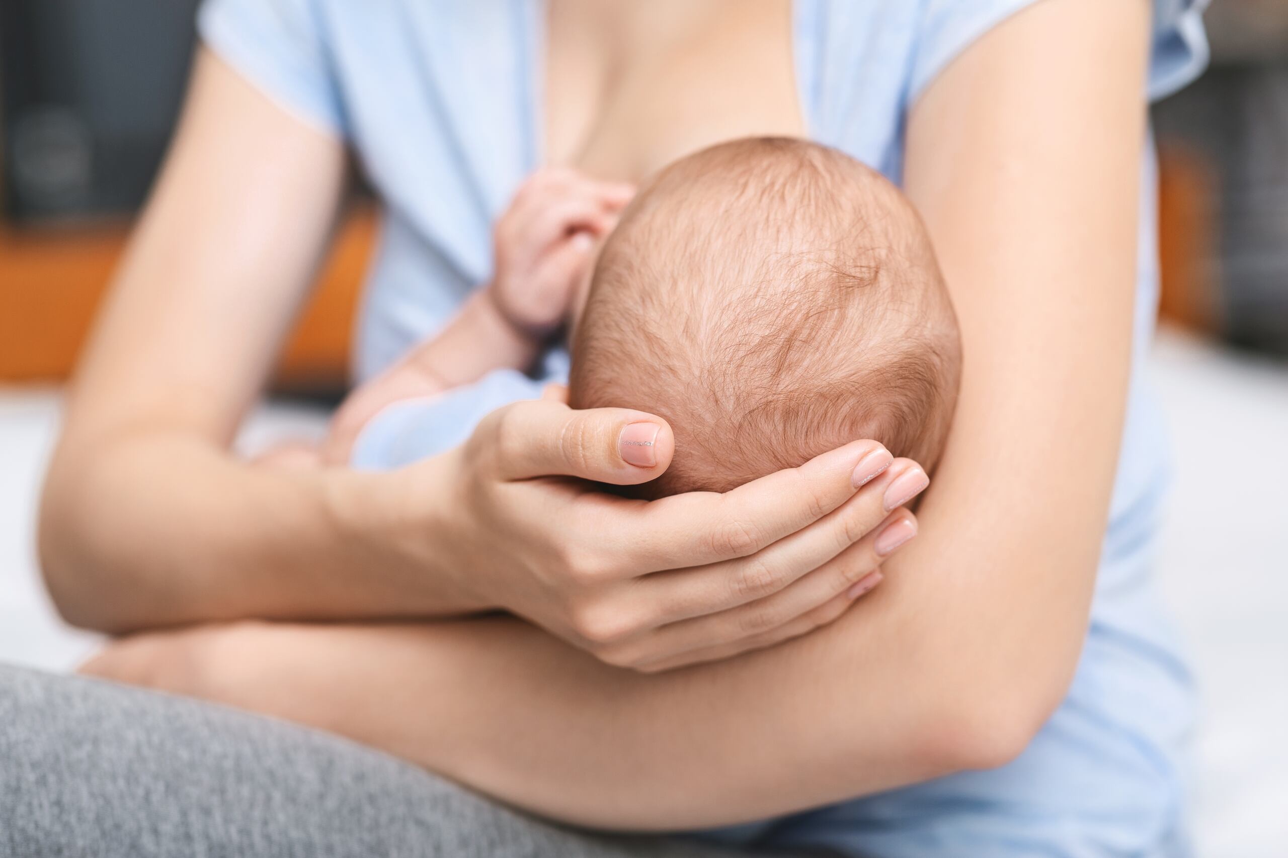 Algo positivo es que muchas madres lactantes trabajan desde la casa lo cual puede ser beneficioso para la prolongación de la lactancia, pues hay más oportunidad de lactar a demanda y directo del pecho.