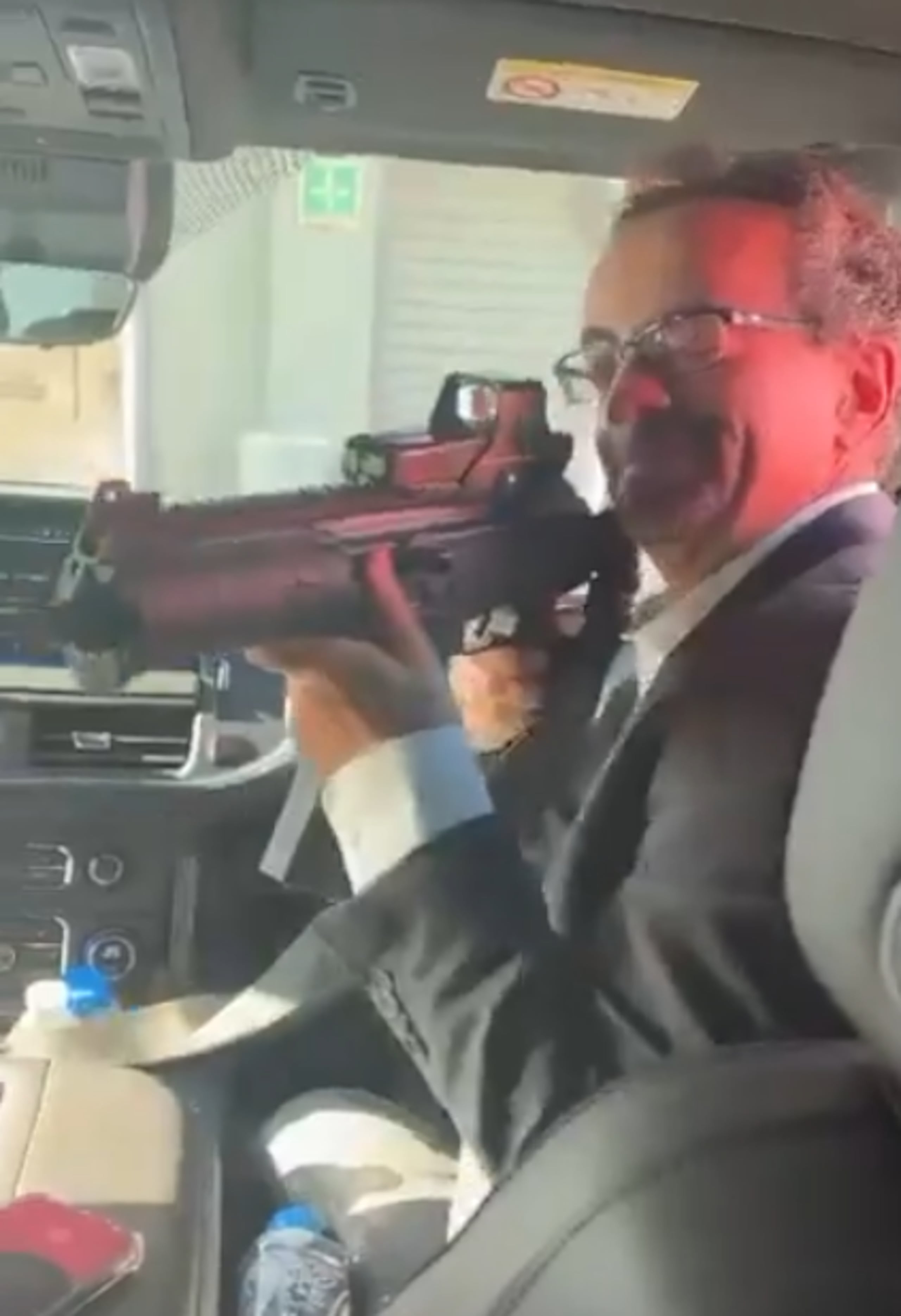 Antes de prestar sus servicios en México, Jon Benjamin representó al Reino Unido en Chile, Ghana, Turquía, Indonesia y Estados Unidos.