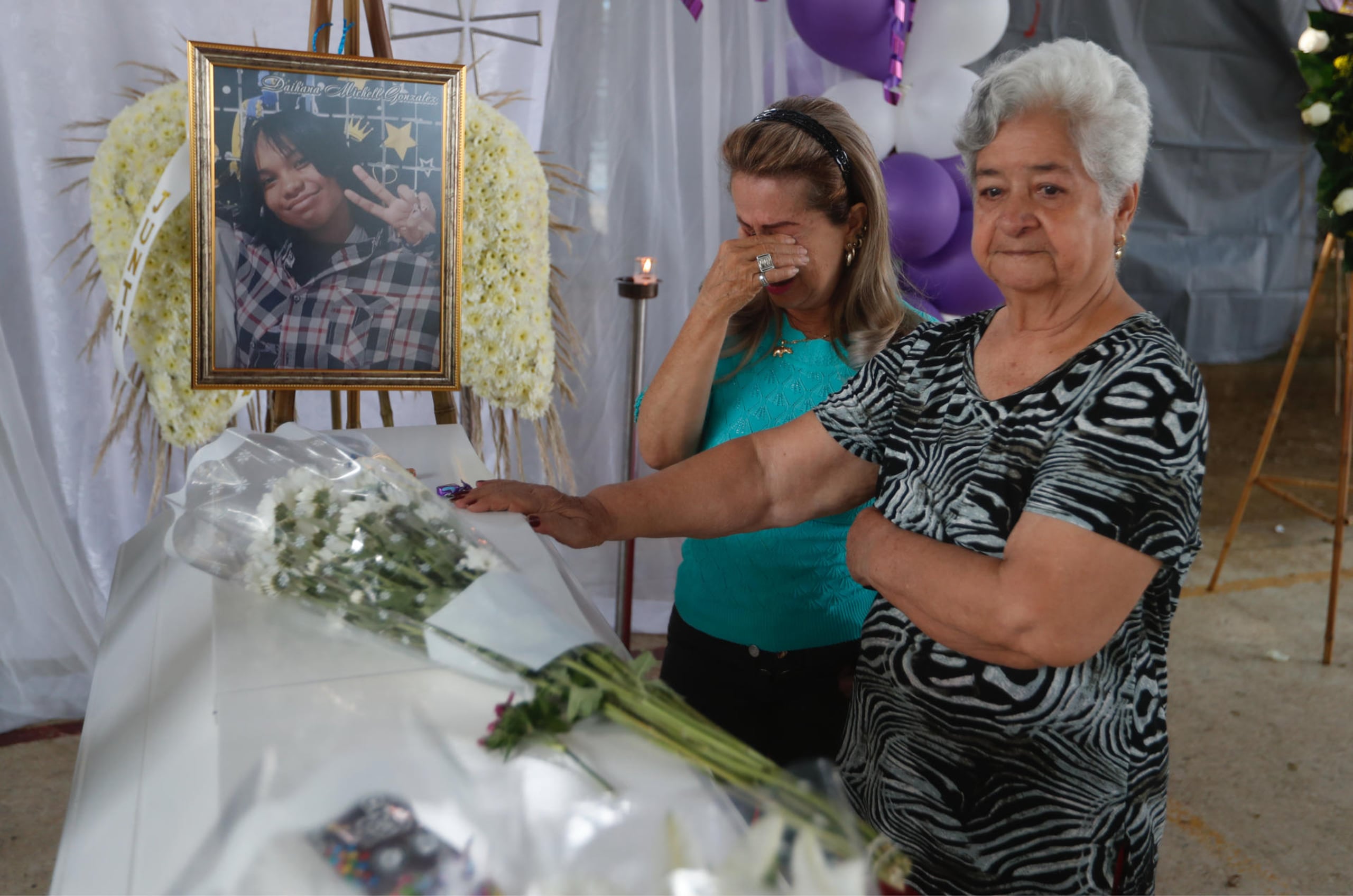 Con velas y flores, Michel Dayana fue velada el lunes en un polideportivo de su barrio en Cali, adonde asistieron decenas de personas para despedirla.