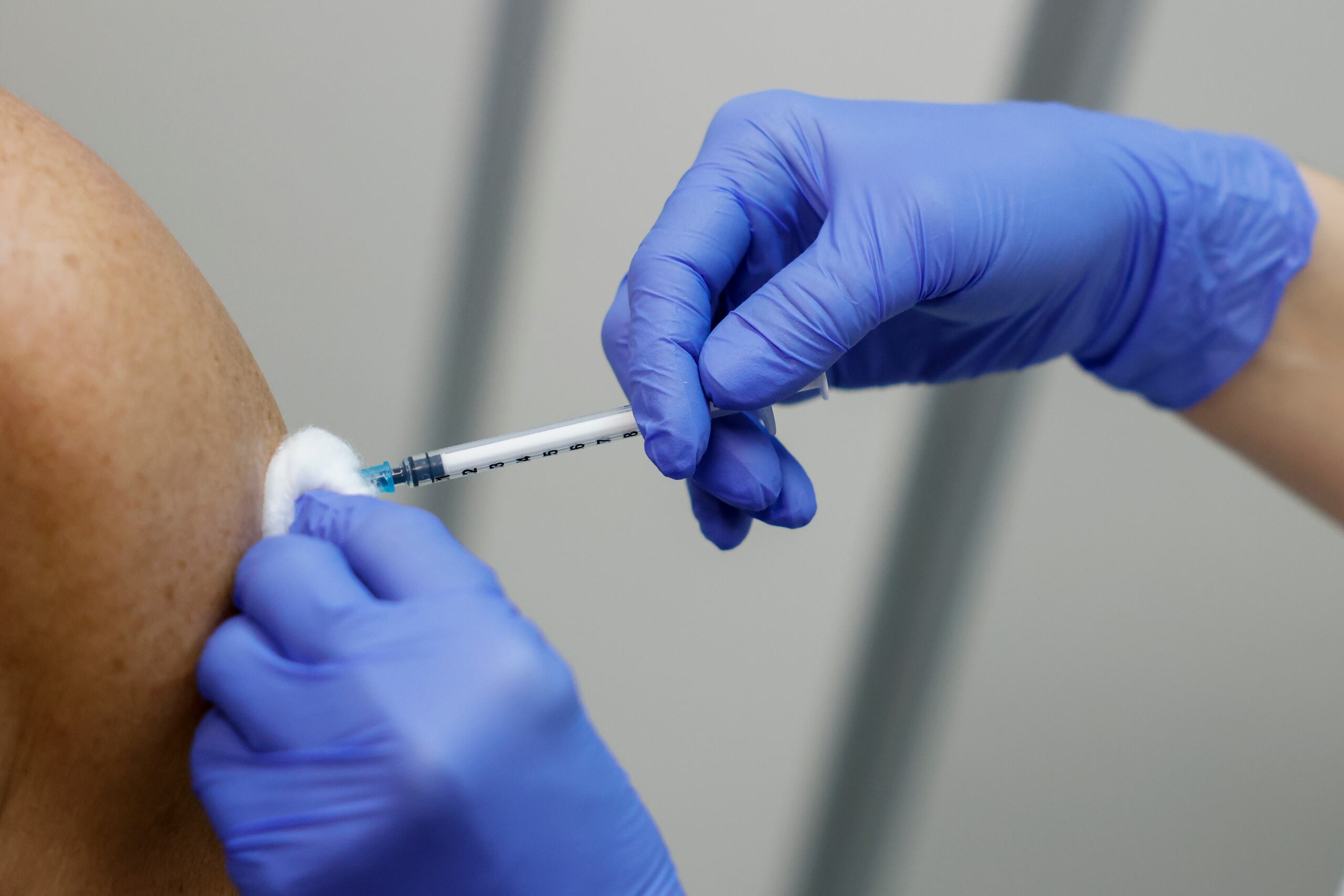 En 2024, la isla exportó bienes por un valor de casi 25,000 millones de dólares, incluidos 11,000 millones en vacunas y ciertas culturas; 7,000 millones en medicamentos envasados; 1,000 millones en hormonas; 984 millones en artículos ortopédicos; y 625 millones de dólares en instrumentos médicos.