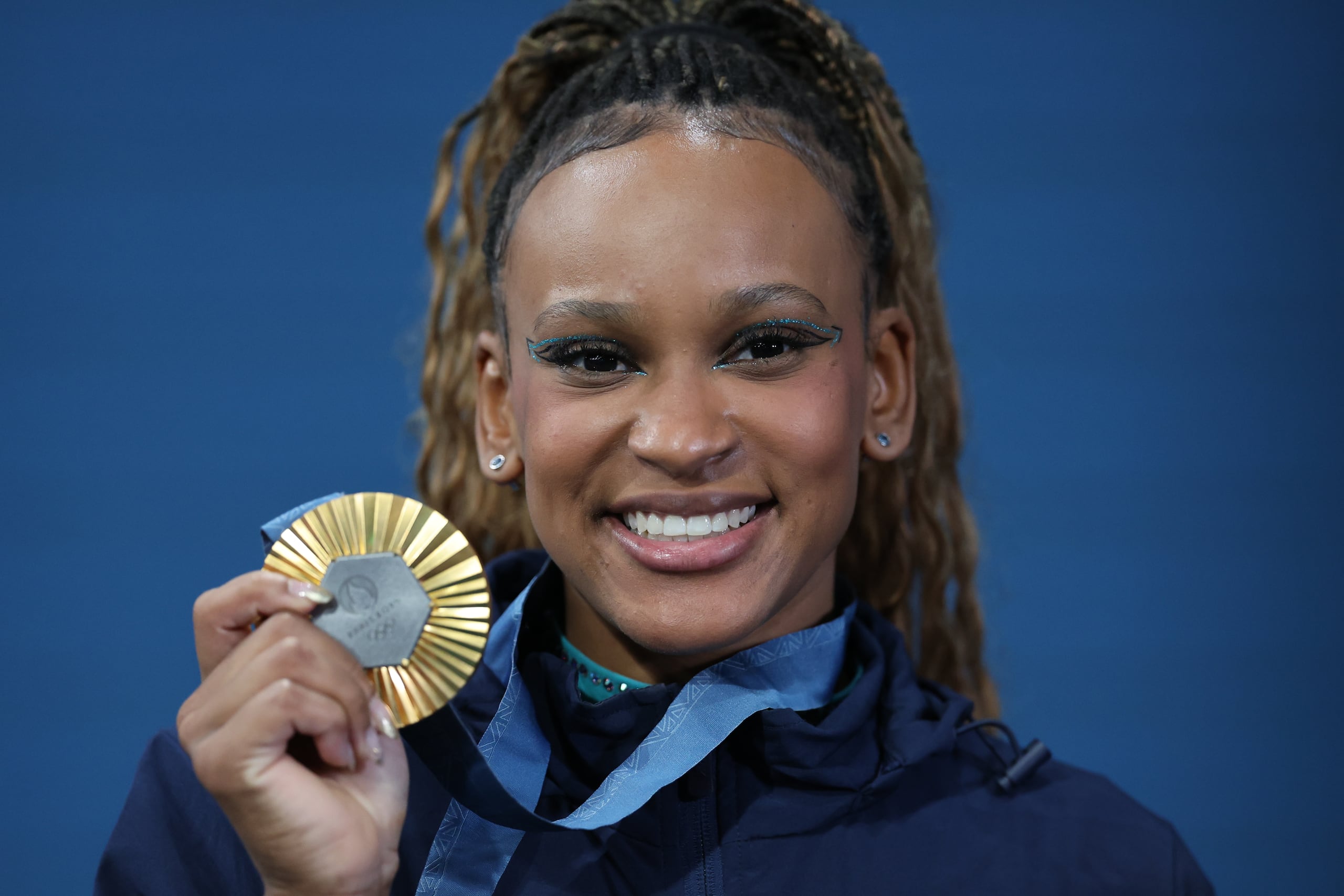 Rebeca Andrade, de Brasil ganó la presea de oro en el ejercicio de suelo de gimnasia artística. (Foto AP/Francisco Seco)
