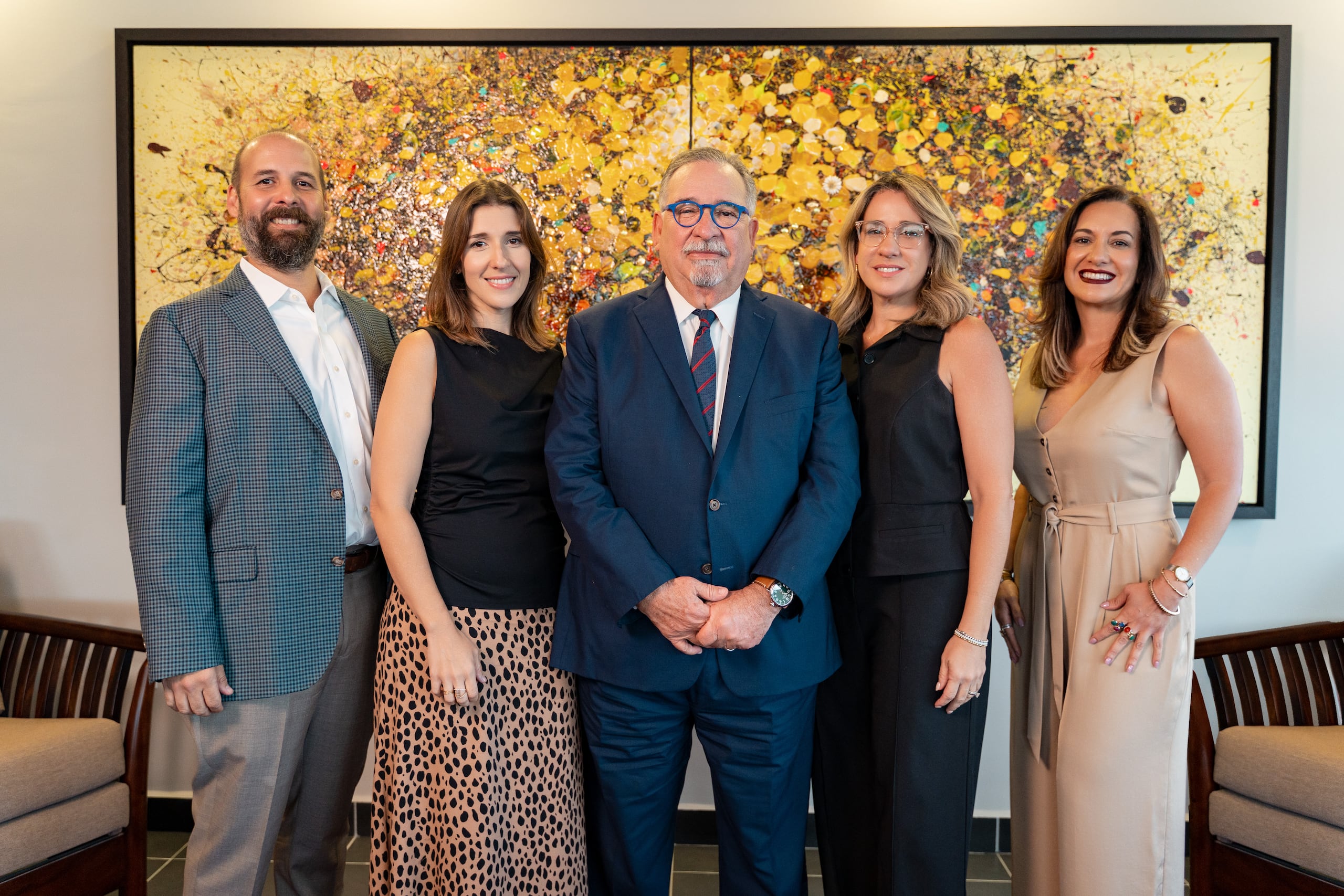 (Centro) Edwin Pérez, dueño; y sus hijos, de izquierda a derecha: Edwin Javier, María Cristina, Ana María y Jessica.