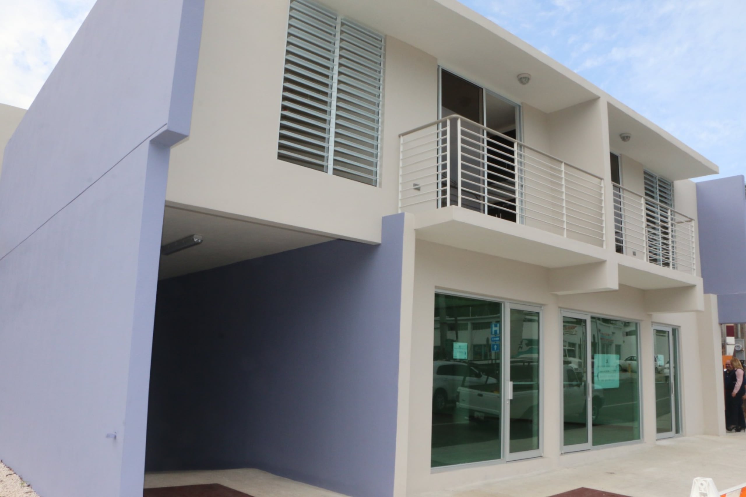 Complejo con locales comerciales y seis apartamentos residenciales construido por el municipio de Coamo en un estorbo público.