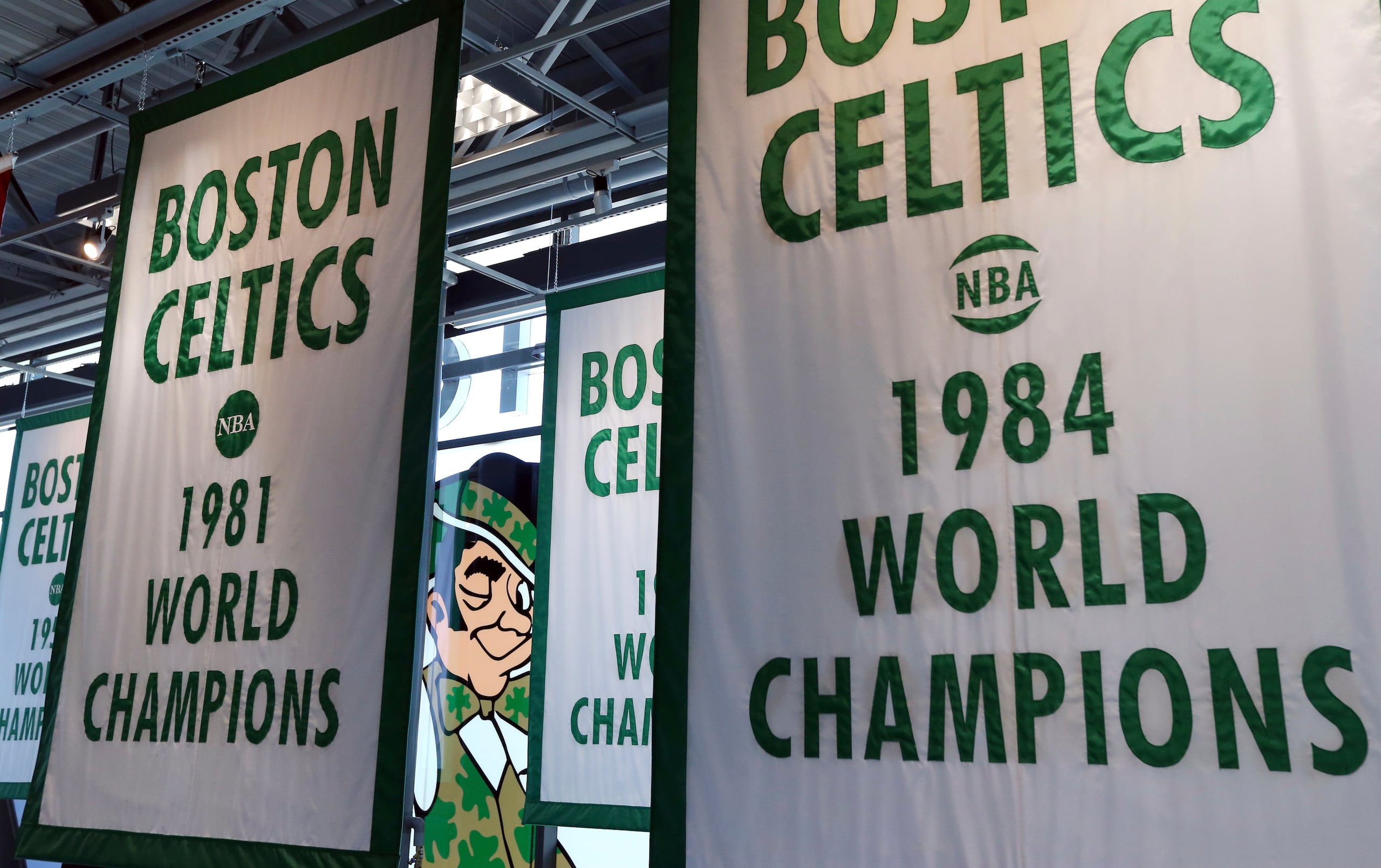 ARCHIVO - La foto del 19 de junio de 2018 muestra algunos banderines de campeonatos y la mascota de los Celtics de Boston, en su nueva instalación de prácticas (AP Foto/Elise Amendola, archivo)