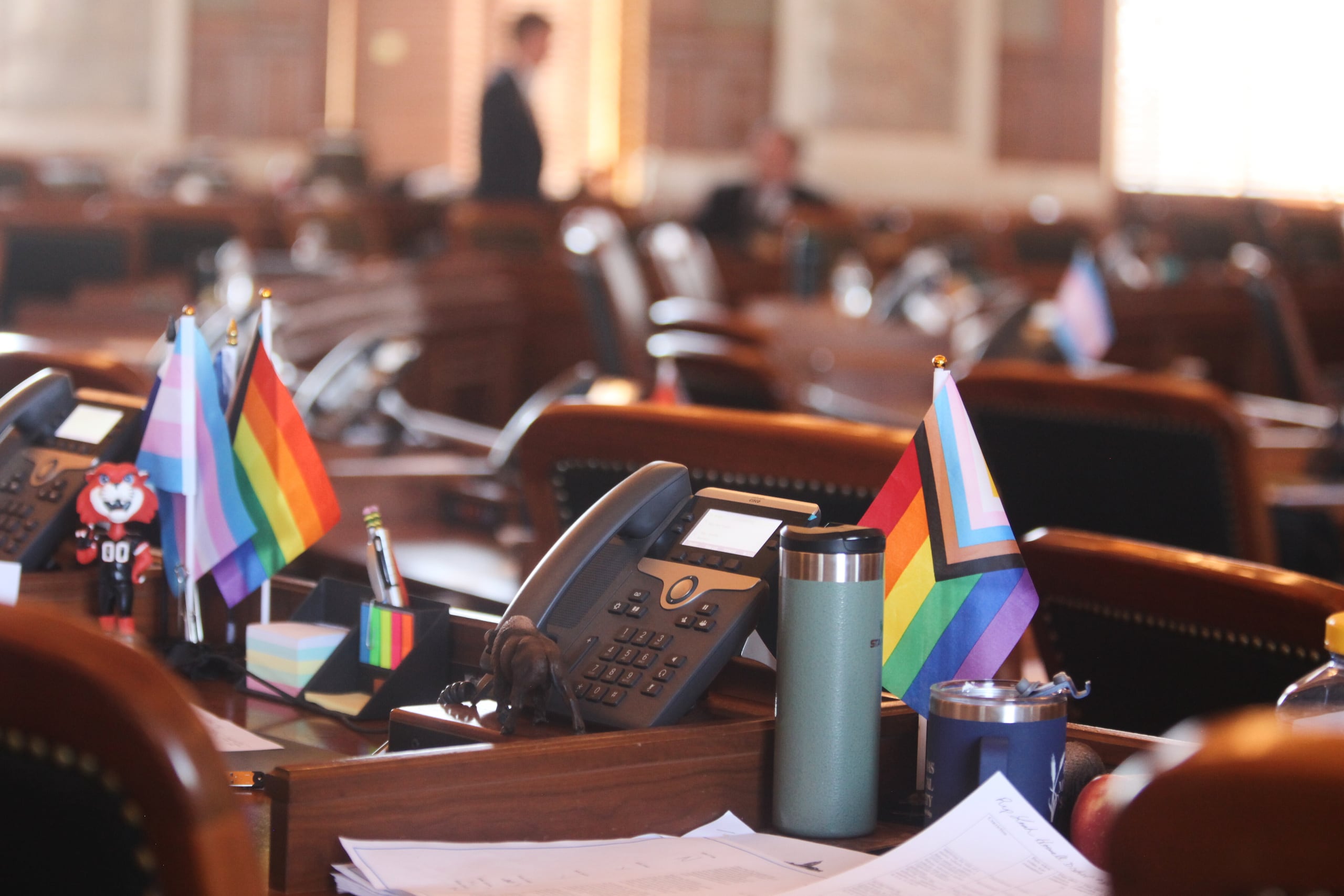 Banderas de derechos transgénero sobre los escritorios de los legisladores de la Legislatura de Kansas, el 19 de febrero de 2026, en Topeka, Kansas. (Foto AP/John Hanna)