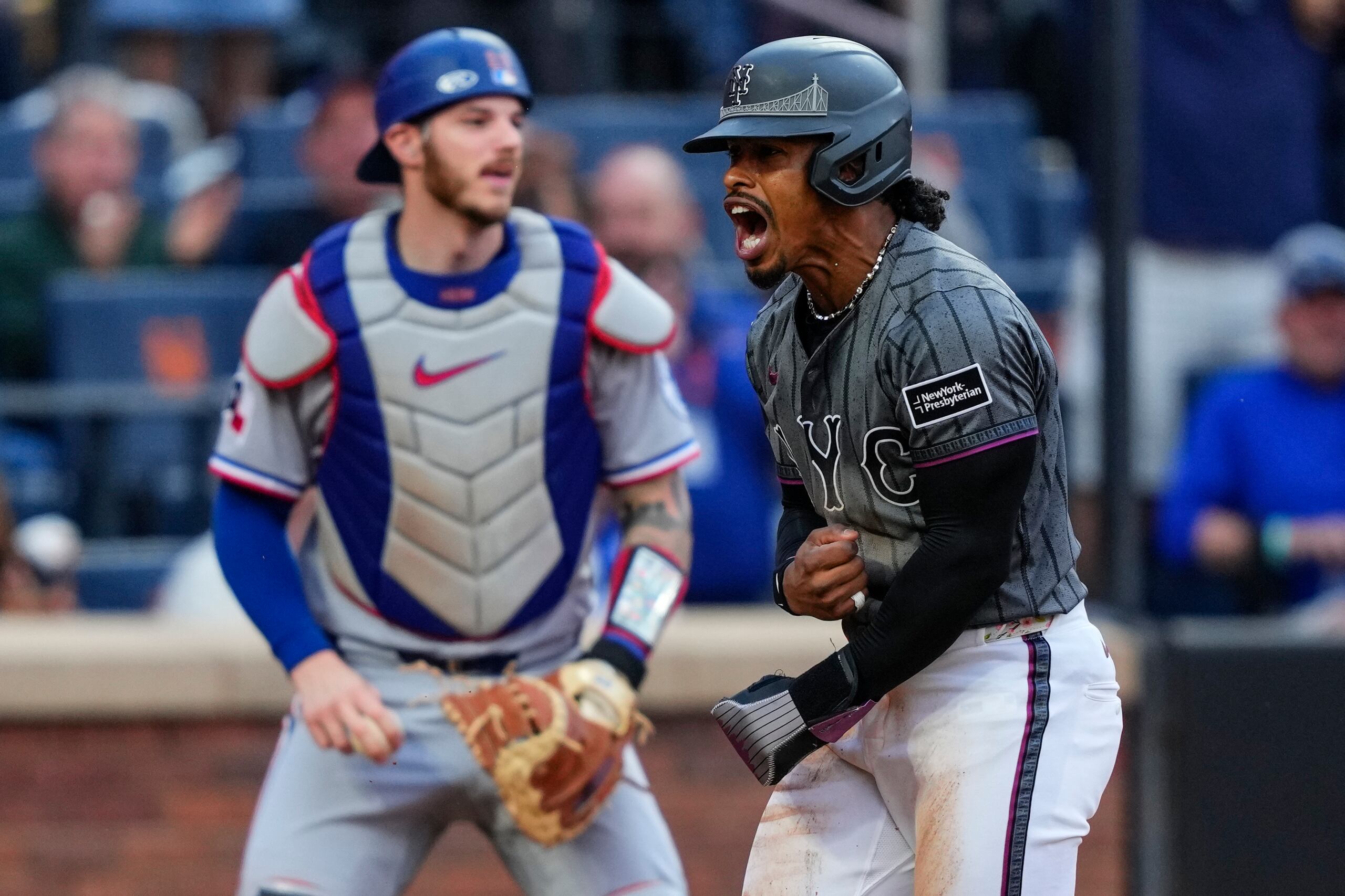 Francisco Lindor, de los Mets de Nueva York, celebra después de anotar una carrera.