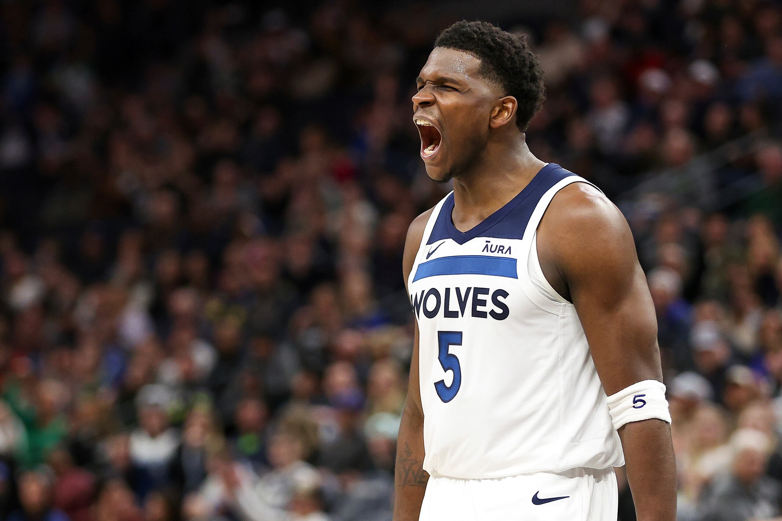 El base de los Timberwolves de Minnesota Anthony Edwards celebra tras recibir una falta en una canasta en el encuentro ante los Rockets de Houston de la NBA el domingo 4 de febrero del 2024. (AP Foto/Matt Krohn)