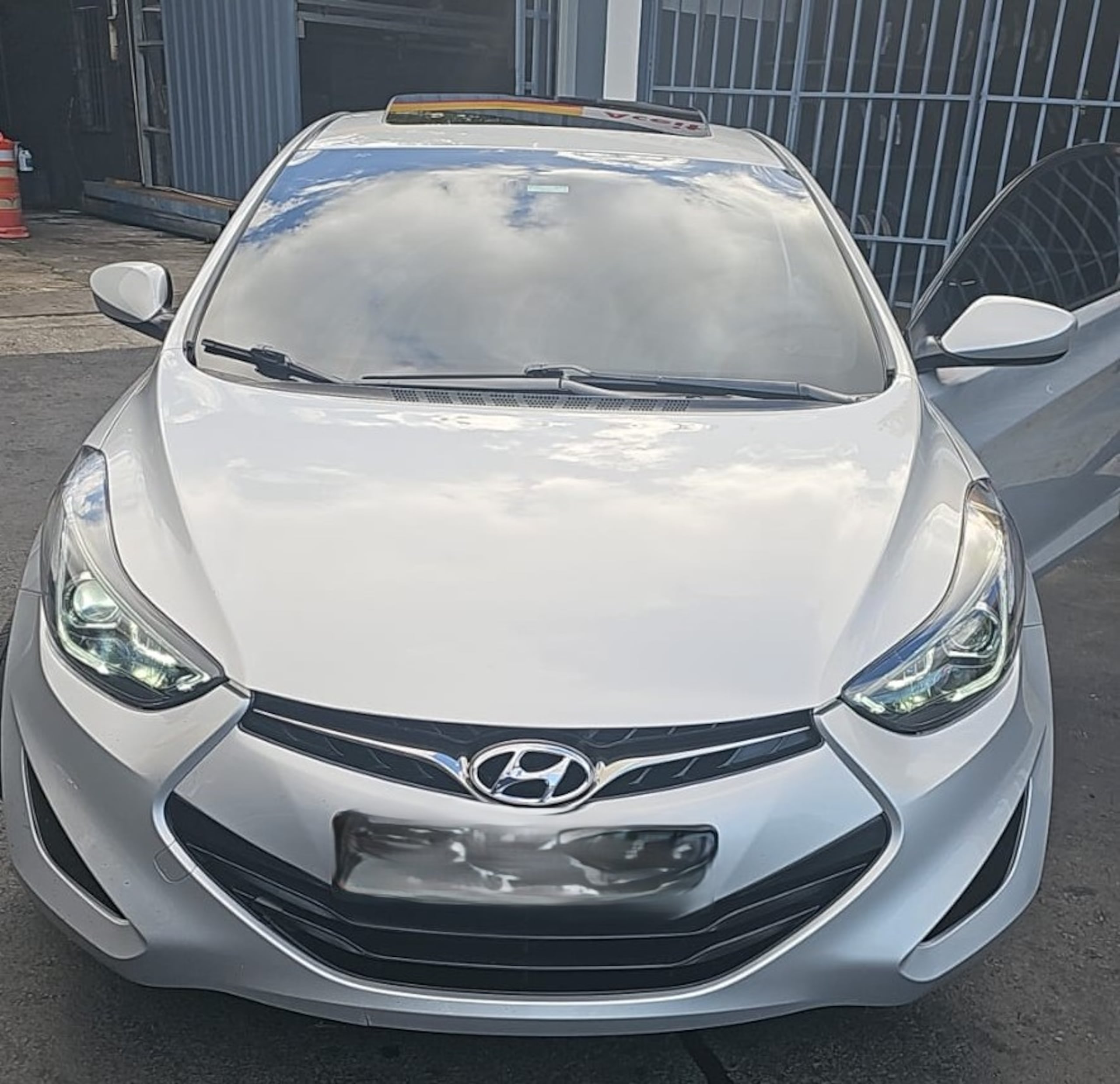 El automóvil fue robado mediante "carjacking" en el estacionamiento de Walmart, en Toa Baja y recuperado en Bayamón.