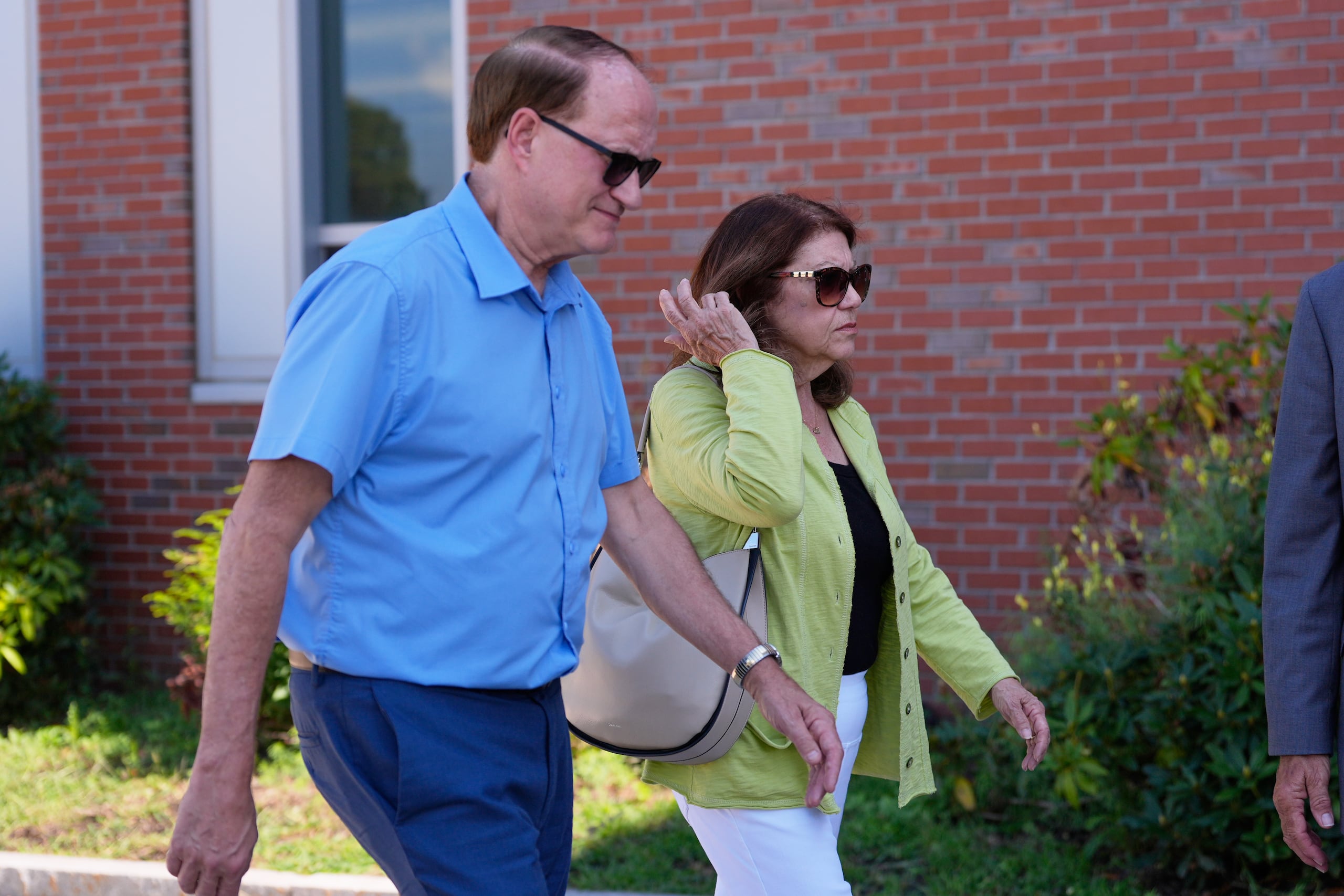 Mike y Paula Musgrove, quienes vendieron su vivienda en Connecticut y se trasladaron temporalmente a Massachusetts para acompañar a su hija durante el proceso judicial.