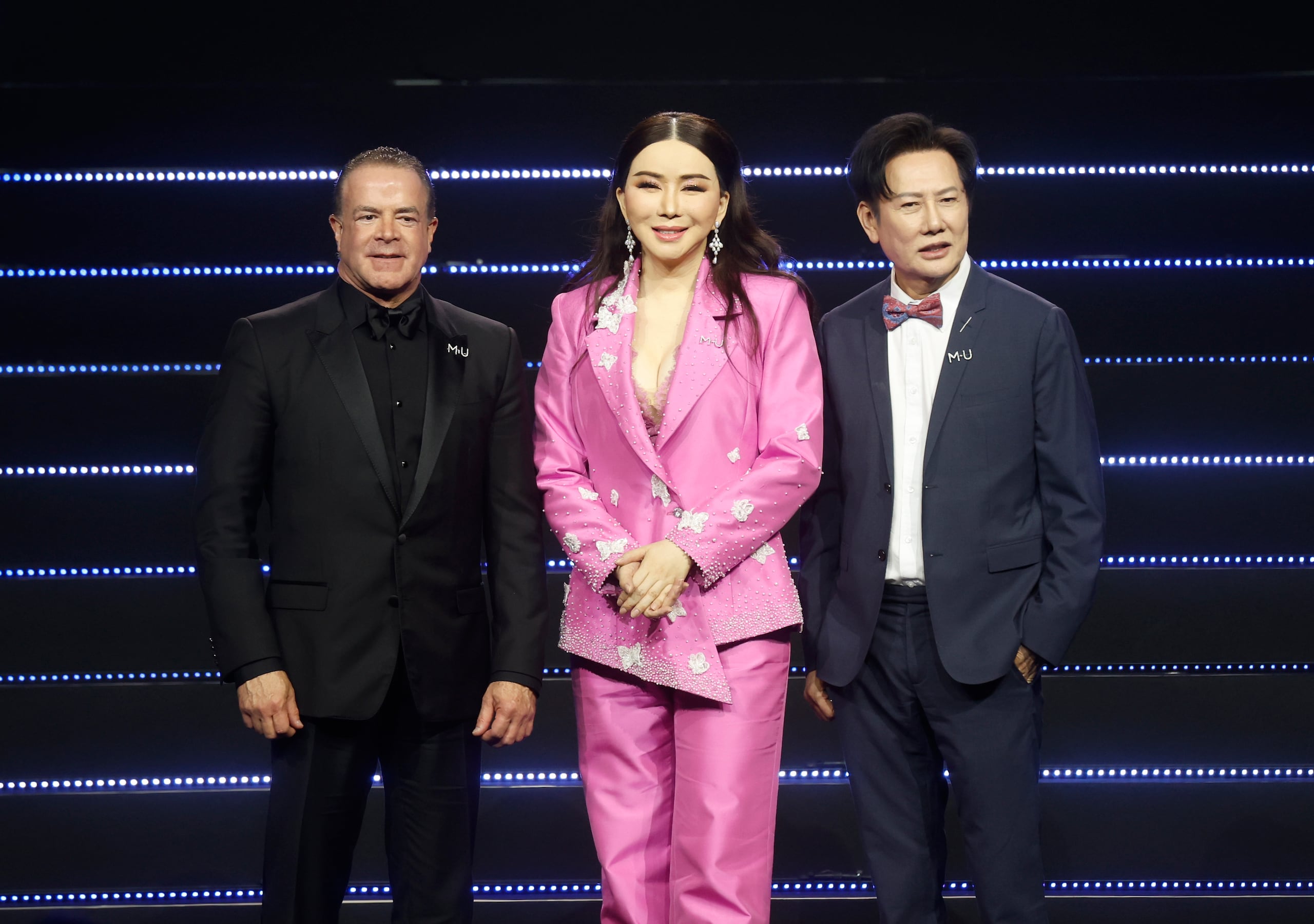 El presidente de Miss Universe, Raúl Rocha; la entonces directora ejecutiva del concurso, Anne Jakrajutatip; y el director de la franquicia en Tailandia, Nawat Itsaragrisil, durante una rueda de prensa en Bangkok.