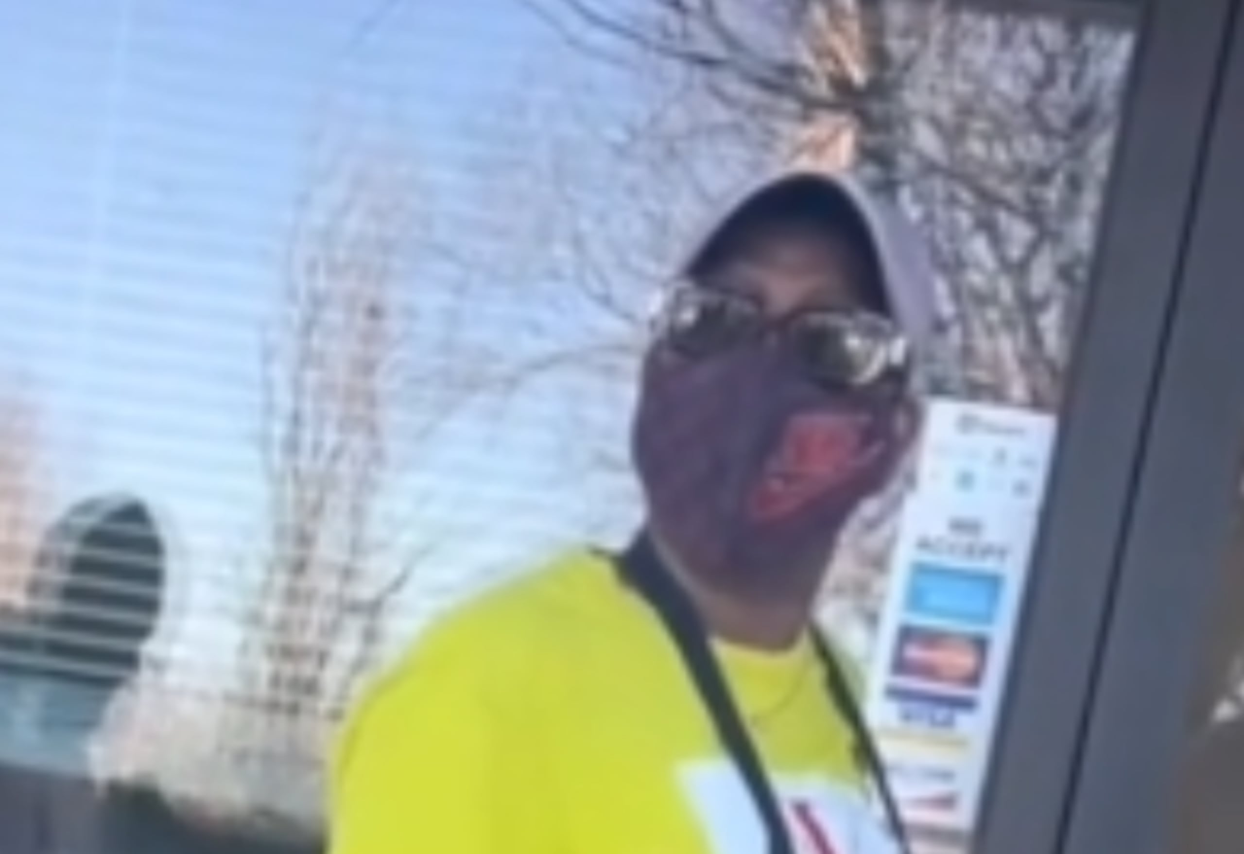 Mujer señalada de ofender a inmigrantes