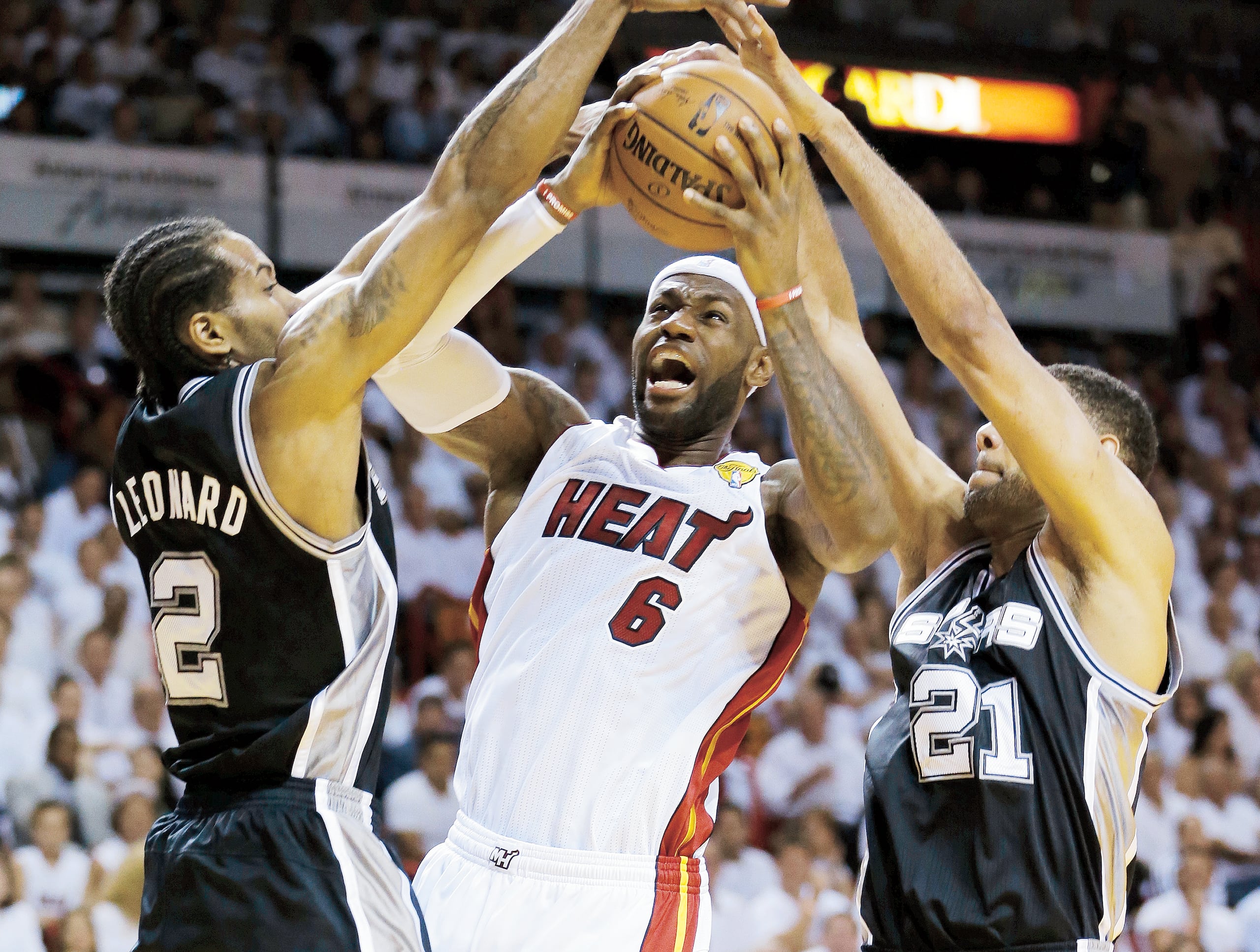 El imputado vendió supuestamente una camiseta del Heat de Miami, utilizada por LeBron James durante las Finales de la NBA, por aproximadamente $100,000.